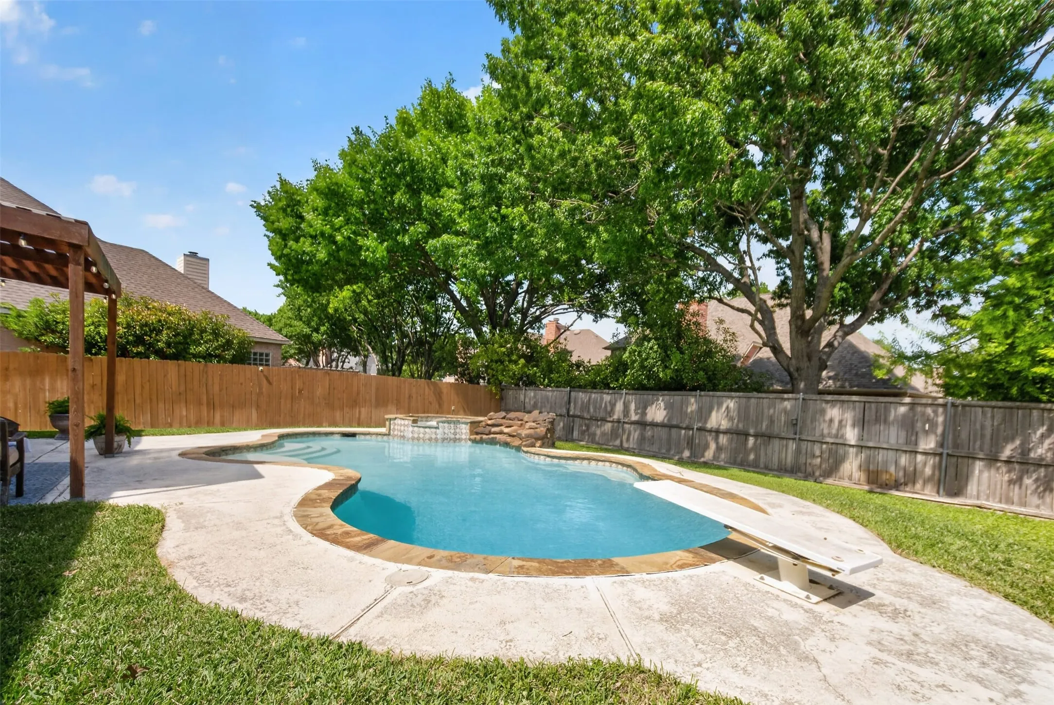 Single Family Residence For Sale in Collin County , 1507 Hunters Creek Drive, Mc Kinney, Texas 75072, 4 Bedroom, 4 Bathroom, 2 Garage spaces, 3,246 Sqft, built in 1995, mls#21254023, Real Estate Agent in Mc Kinney, Homes For Sale in Collin county, Homes For Sale in Mc Kinney, Realtor in Mc Kinney Texas, Real Estate Brokerage Independent Realty Texas, Luminita Cordes Realtor