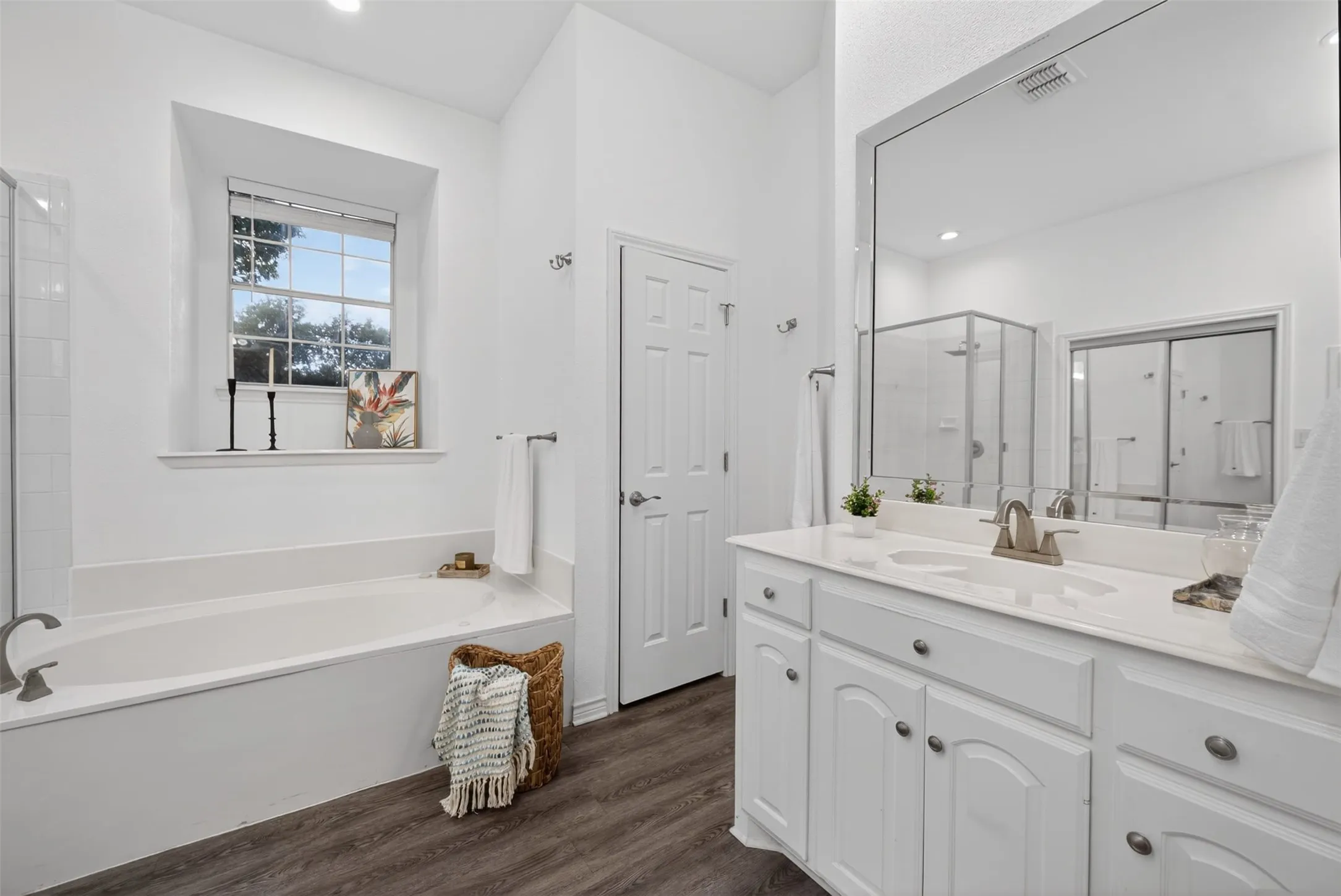 Single Family Residence For Sale in Collin County , 1507 Hunters Creek Drive, Mc Kinney, Texas 75072, 4 Bedroom, 4 Bathroom, 2 Garage spaces, 3,246 Sqft, built in 1995, mls#21254023, Real Estate Agent in Mc Kinney, Homes For Sale in Collin county, Homes For Sale in Mc Kinney, Realtor in Mc Kinney Texas, Real Estate Brokerage Independent Realty Texas, Luminita Cordes Realtor