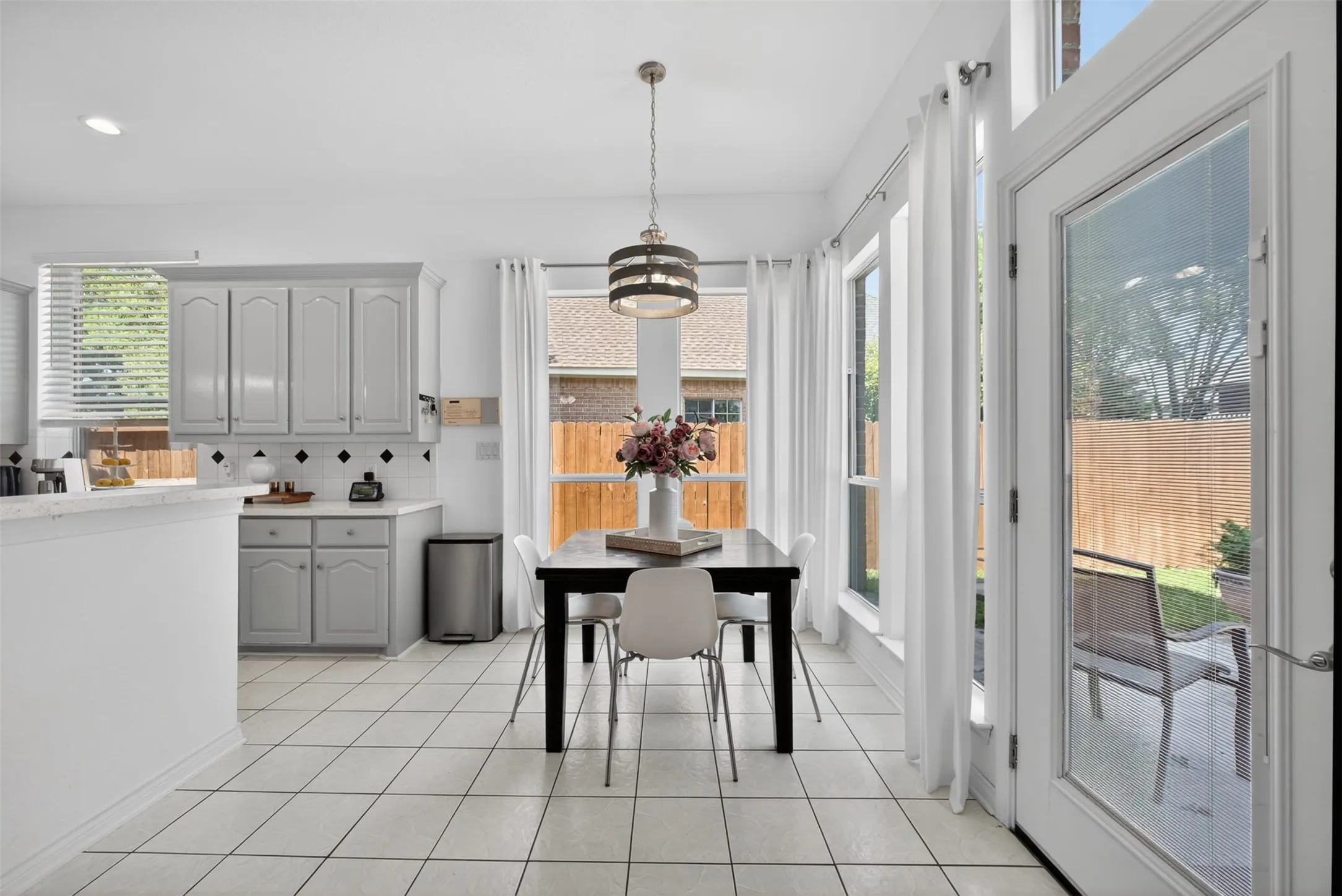 Single Family Residence For Sale in Collin County , 1507 Hunters Creek Drive, Mc Kinney, Texas 75072, 4 Bedroom, 4 Bathroom, 2 Garage spaces, 3,246 Sqft, built in 1995, mls#21254023, Real Estate Agent in Mc Kinney, Homes For Sale in Collin county, Homes For Sale in Mc Kinney, Realtor in Mc Kinney Texas, Real Estate Brokerage Independent Realty Texas, Luminita Cordes Realtor