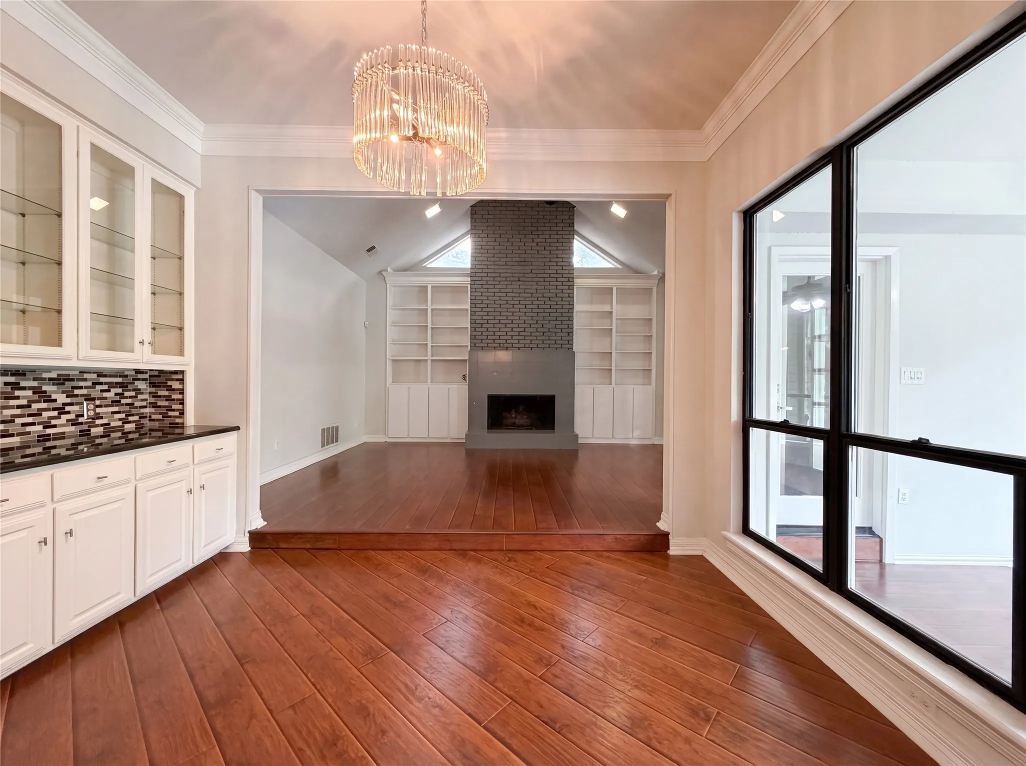 Single Family Residence For Sale in Tarrant County , 2405 Castle Rock Road, Arlington, Texas 76006, 4 Bedroom, 4 Bathroom, 2 Garage spaces, 3,888 Sqft, built in 1987, mls#21265785, Real Estate Agent in Arlington, Homes For Sale in Tarrant county, Homes For Sale in Arlington, Realtor in Arlington Texas, Real Estate Brokerage Independent Realty Texas, Luminita Cordes Realtor