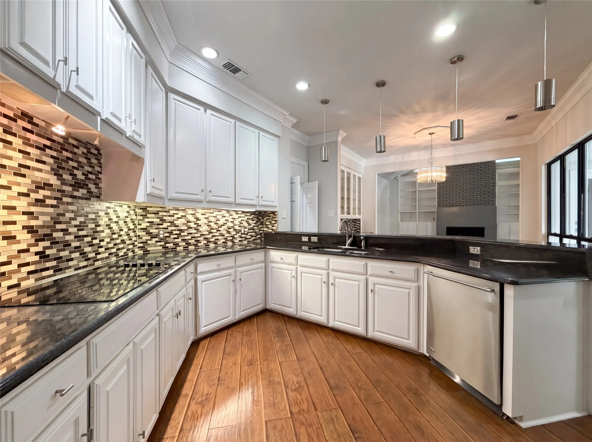 Single Family Residence For Sale in Tarrant County , 2405 Castle Rock Road, Arlington, Texas 76006, 4 Bedroom, 4 Bathroom, 2 Garage spaces, 3,888 Sqft, built in 1987, mls#21265785, Real Estate Agent in Arlington, Homes For Sale in Tarrant county, Homes For Sale in Arlington, Realtor in Arlington Texas, Real Estate Brokerage Independent Realty Texas, Luminita Cordes Realtor