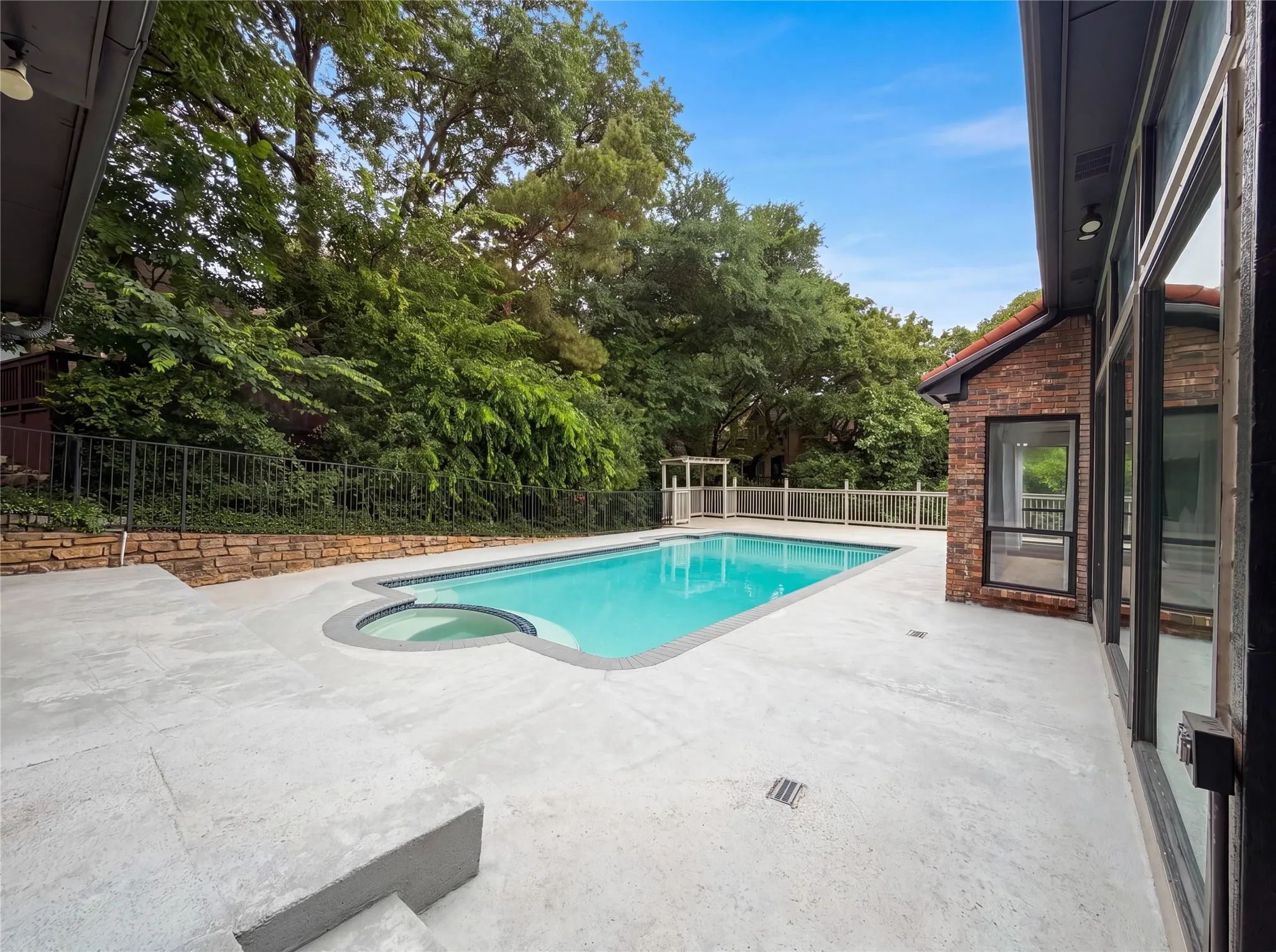 Single Family Residence For Sale in Tarrant County , 2405 Castle Rock Road, Arlington, Texas 76006, 4 Bedroom, 4 Bathroom, 2 Garage spaces, 3,888 Sqft, built in 1987, mls#21265785, Real Estate Agent in Arlington, Homes For Sale in Tarrant county, Homes For Sale in Arlington, Realtor in Arlington Texas, Real Estate Brokerage Independent Realty Texas, Luminita Cordes Realtor