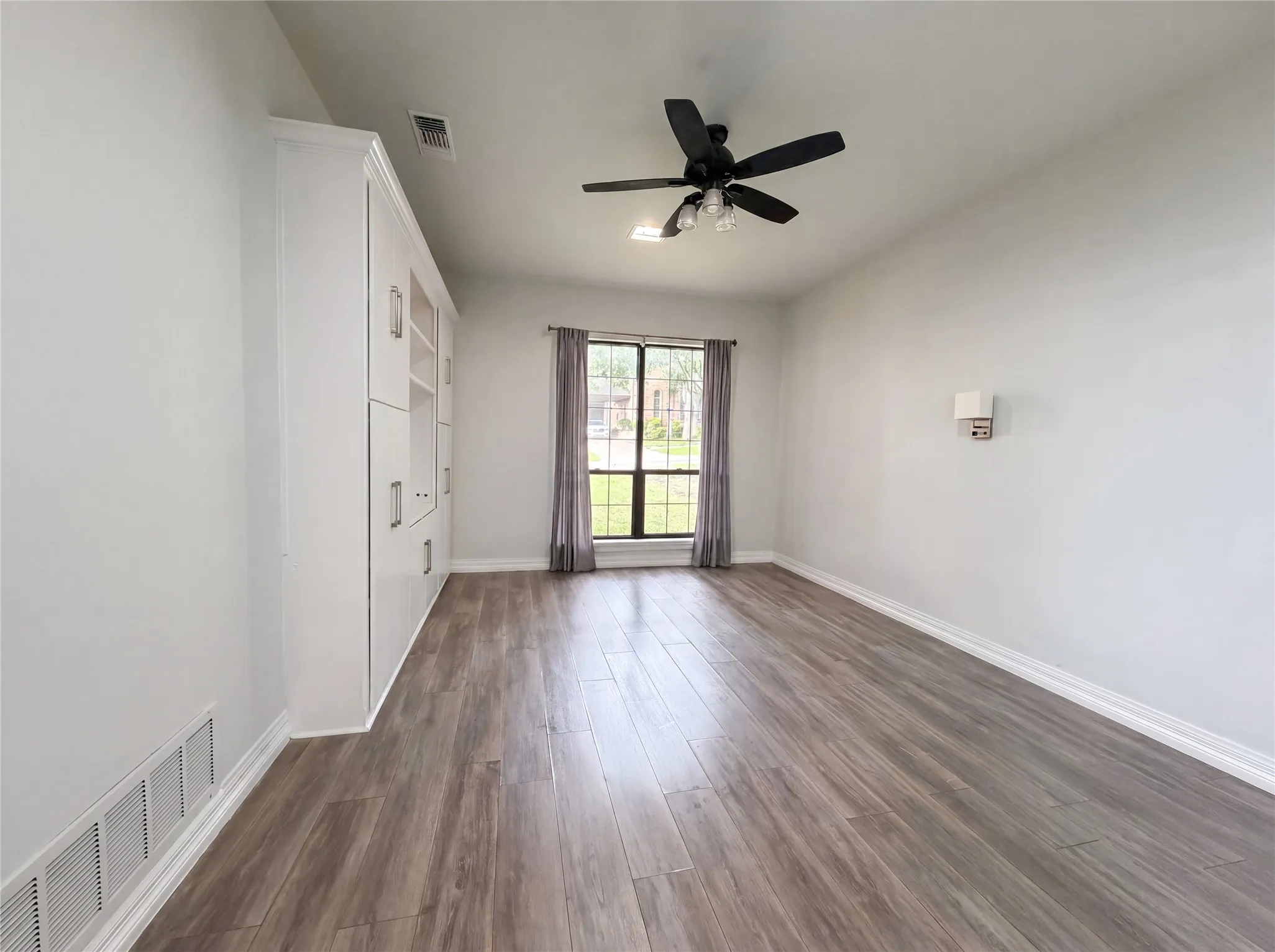 Single Family Residence For Sale in Tarrant County , 2405 Castle Rock Road, Arlington, Texas 76006, 4 Bedroom, 4 Bathroom, 2 Garage spaces, 3,888 Sqft, built in 1987, mls#21265785, Real Estate Agent in Arlington, Homes For Sale in Tarrant county, Homes For Sale in Arlington, Realtor in Arlington Texas, Real Estate Brokerage Independent Realty Texas, Luminita Cordes Realtor