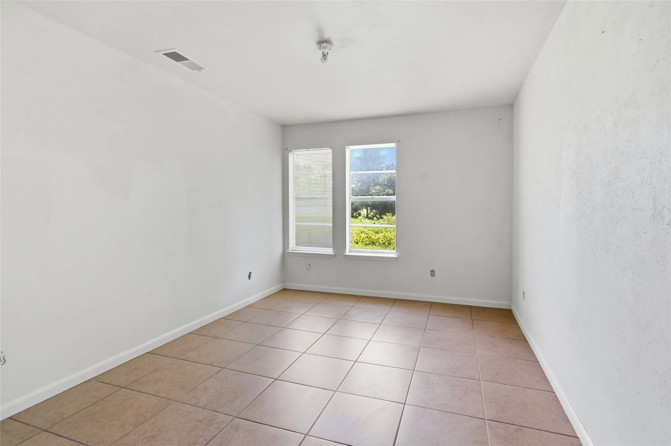 Single Family Residence For Sale in Tarrant County , 14375 Us-287, Fort Worth, Texas 76179, 3 Bedroom, 2 Bathroom, 6 Garage spaces, 1,562 Sqft, built in 1970, mls#21260837, Real Estate Agent in Fort Worth, Homes For Sale in Tarrant county, Homes For Sale in Fort Worth, Realtor in Fort Worth Texas, Real Estate Brokerage Independent Realty Texas, Luminita Cordes Realtor