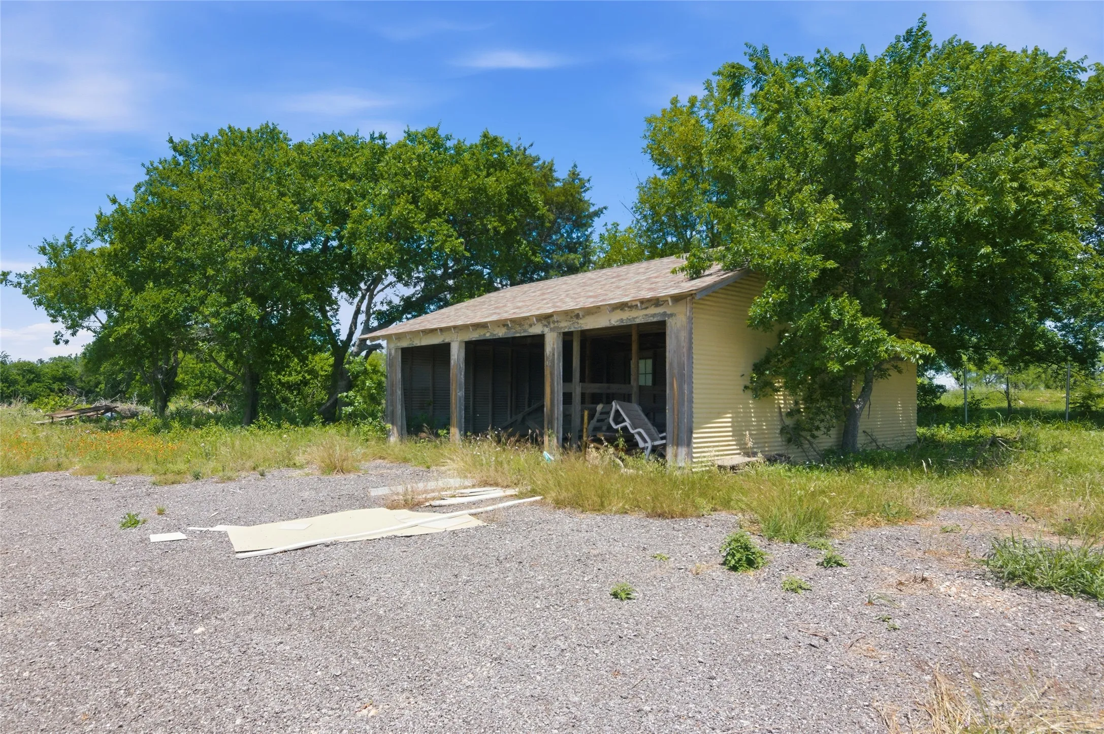 Single Family Residence For Sale in Tarrant County , 14375 Us-287, Fort Worth, Texas 76179, 3 Bedroom, 2 Bathroom, 6 Garage spaces, 1,562 Sqft, built in 1970, mls#21260837, Real Estate Agent in Fort Worth, Homes For Sale in Tarrant county, Homes For Sale in Fort Worth, Realtor in Fort Worth Texas, Real Estate Brokerage Independent Realty Texas, Luminita Cordes Realtor