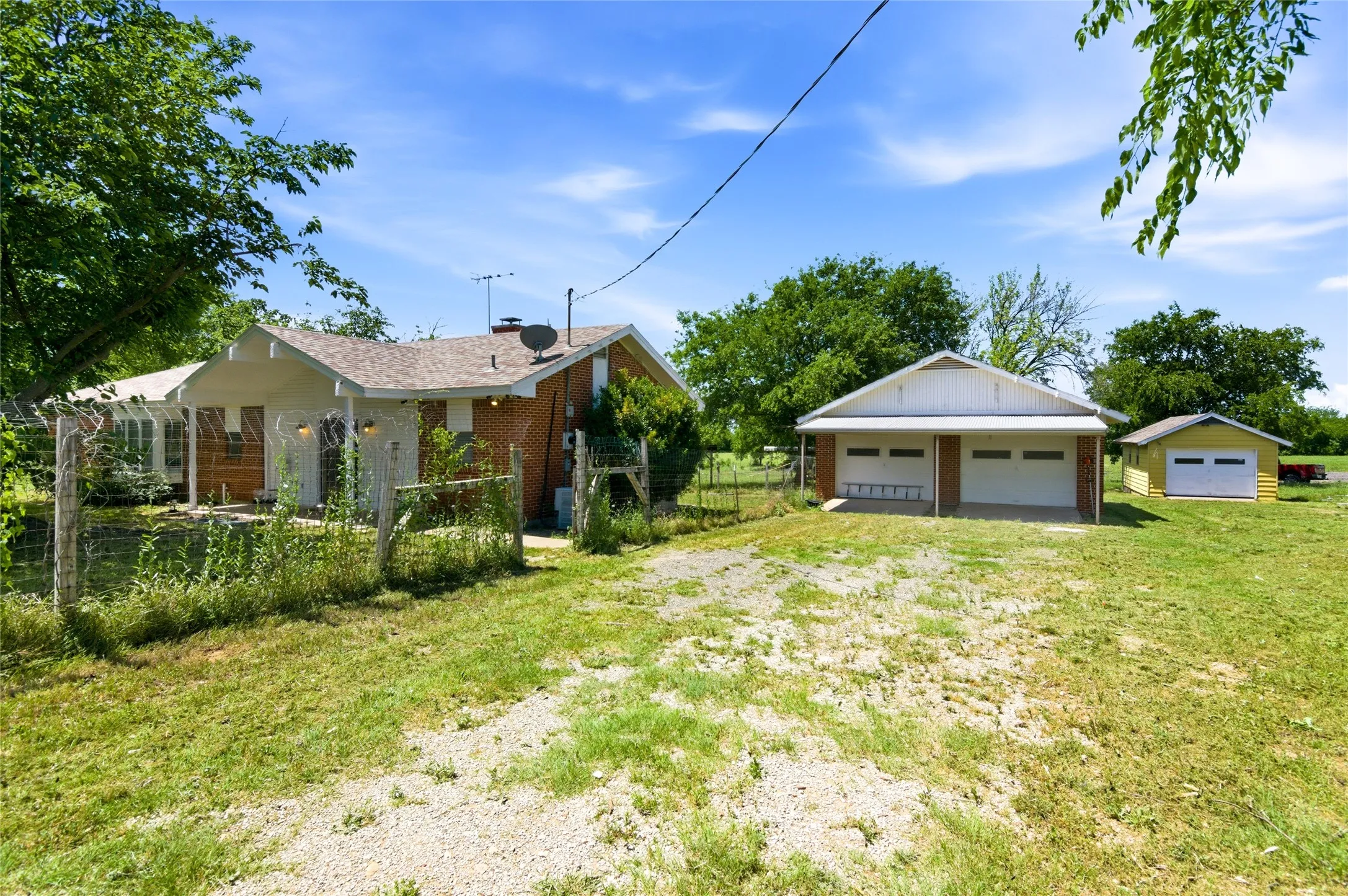 Single Family Residence For Sale in Tarrant County , 14375 Us-287, Fort Worth, Texas 76179, 3 Bedroom, 2 Bathroom, 6 Garage spaces, 1,562 Sqft, built in 1970, mls#21260837, Real Estate Agent in Fort Worth, Homes For Sale in Tarrant county, Homes For Sale in Fort Worth, Realtor in Fort Worth Texas, Real Estate Brokerage Independent Realty Texas, Luminita Cordes Realtor