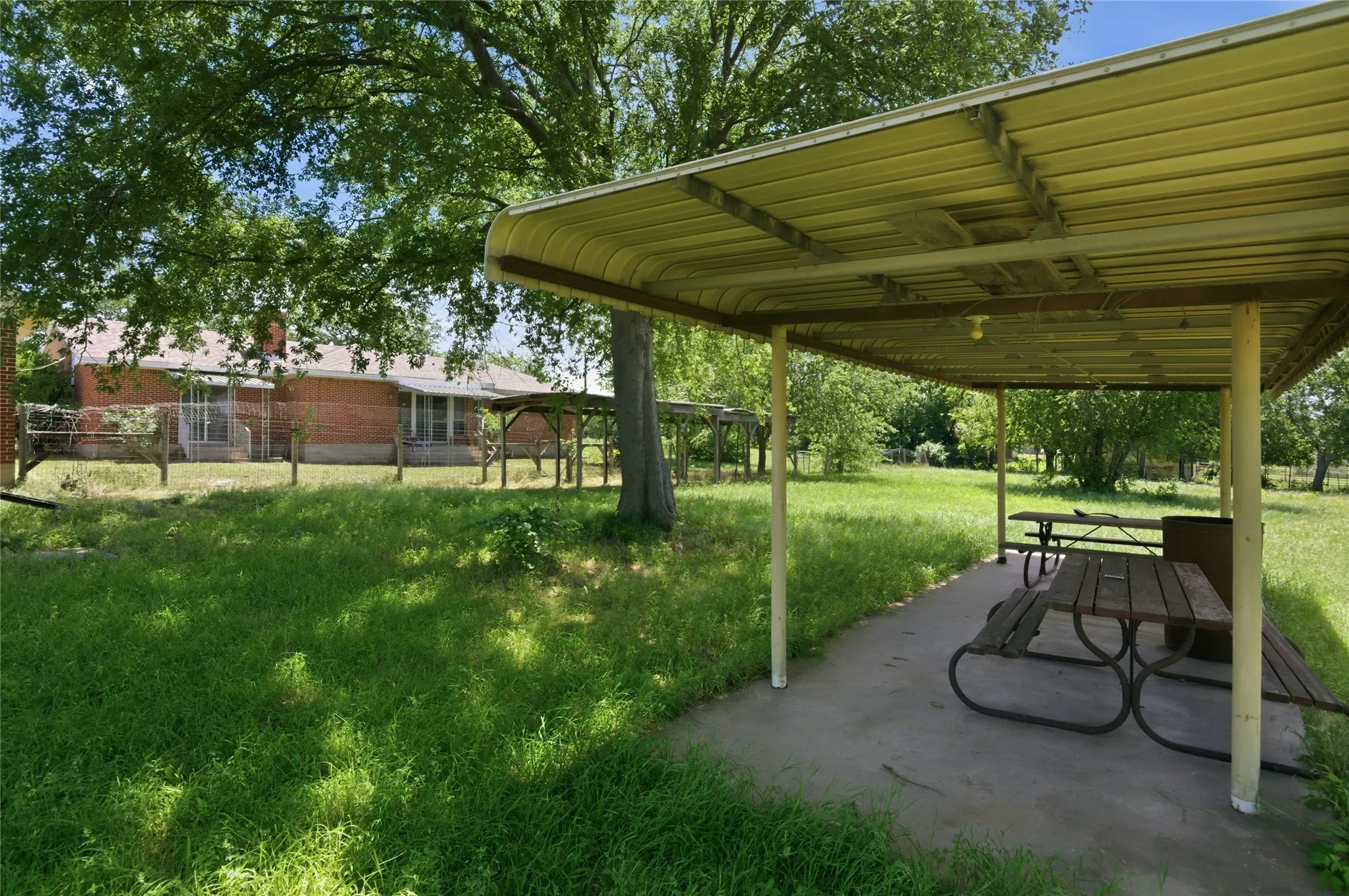 Single Family Residence For Sale in Tarrant County , 14375 Us-287, Fort Worth, Texas 76179, 3 Bedroom, 2 Bathroom, 6 Garage spaces, 1,562 Sqft, built in 1970, mls#21260837, Real Estate Agent in Fort Worth, Homes For Sale in Tarrant county, Homes For Sale in Fort Worth, Realtor in Fort Worth Texas, Real Estate Brokerage Independent Realty Texas, Luminita Cordes Realtor