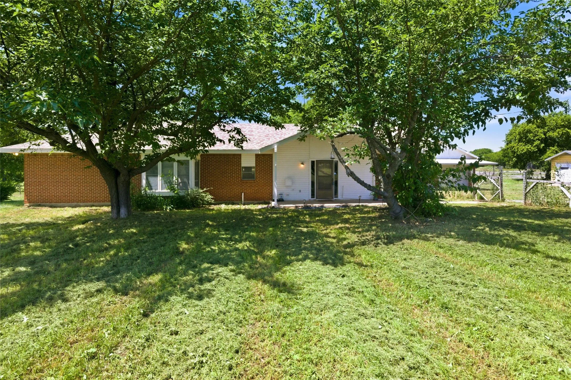 Single Family Residence For Sale in Tarrant County , 14375 Us-287, Fort Worth, Texas 76179, 3 Bedroom, 2 Bathroom, 6 Garage spaces, 1,562 Sqft, built in 1970, mls#21260837, Real Estate Agent in Fort Worth, Homes For Sale in Tarrant county, Homes For Sale in Fort Worth, Realtor in Fort Worth Texas, Real Estate Brokerage Independent Realty Texas, Luminita Cordes Realtor