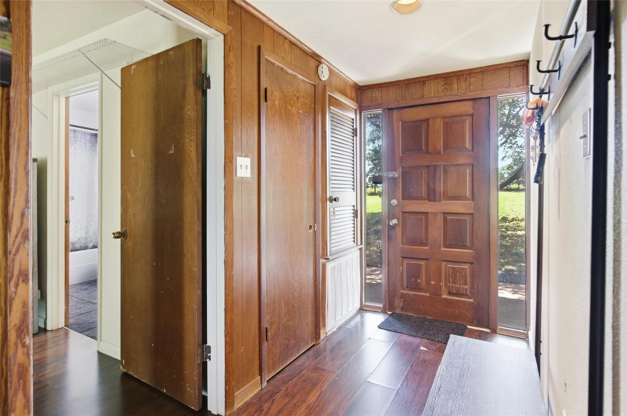 Single Family Residence For Sale in Tarrant County , 14375 Us-287, Fort Worth, Texas 76179, 3 Bedroom, 2 Bathroom, 6 Garage spaces, 1,562 Sqft, built in 1970, mls#21260837, Real Estate Agent in Fort Worth, Homes For Sale in Tarrant county, Homes For Sale in Fort Worth, Realtor in Fort Worth Texas, Real Estate Brokerage Independent Realty Texas, Luminita Cordes Realtor