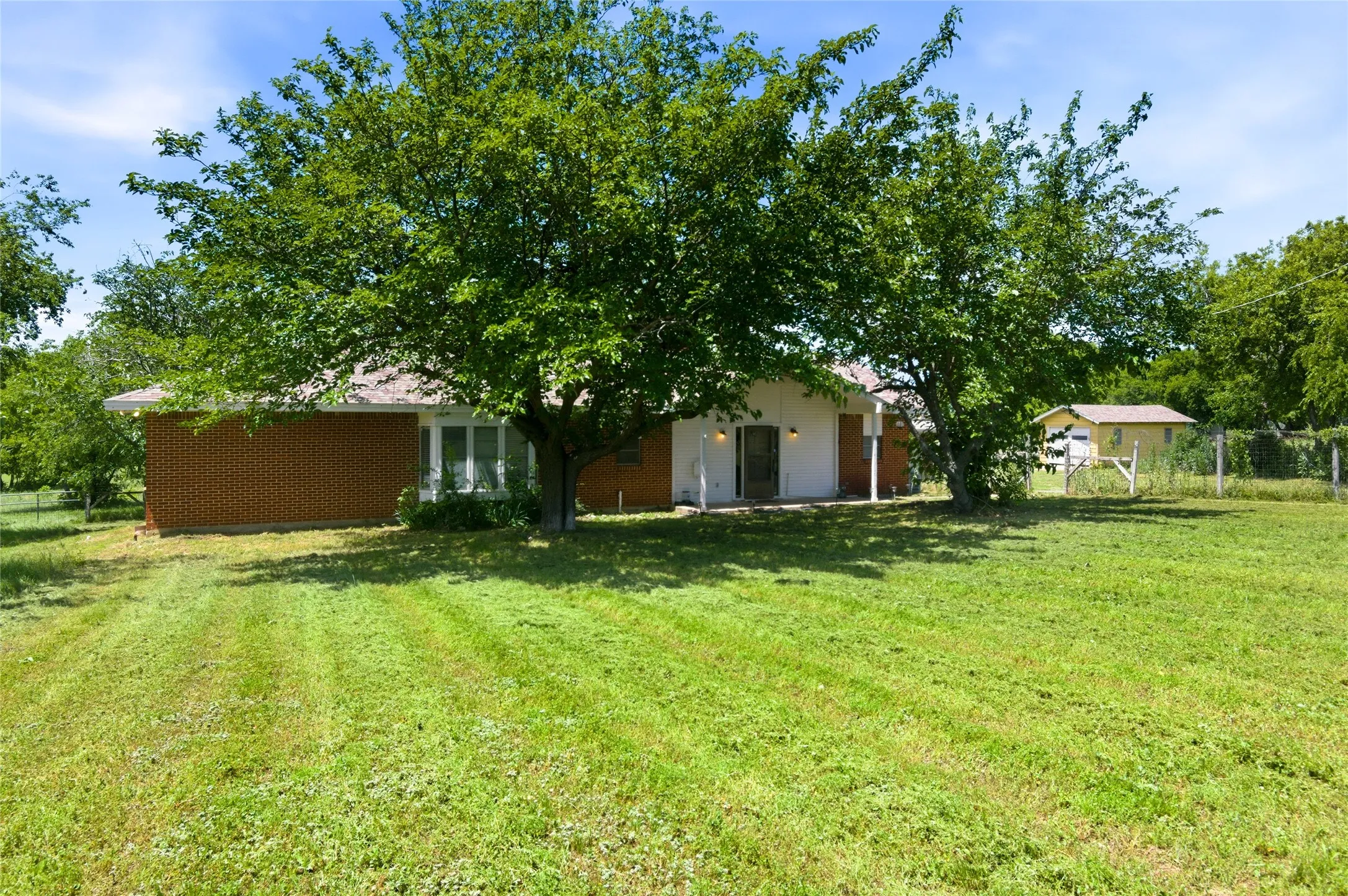 Single Family Residence For Sale in Tarrant County , 14375 Us-287, Fort Worth, Texas 76179, 3 Bedroom, 2 Bathroom, 6 Garage spaces, 1,562 Sqft, built in 1970, mls#21260837, Real Estate Agent in Fort Worth, Homes For Sale in Tarrant county, Homes For Sale in Fort Worth, Realtor in Fort Worth Texas, Real Estate Brokerage Independent Realty Texas, Luminita Cordes Realtor