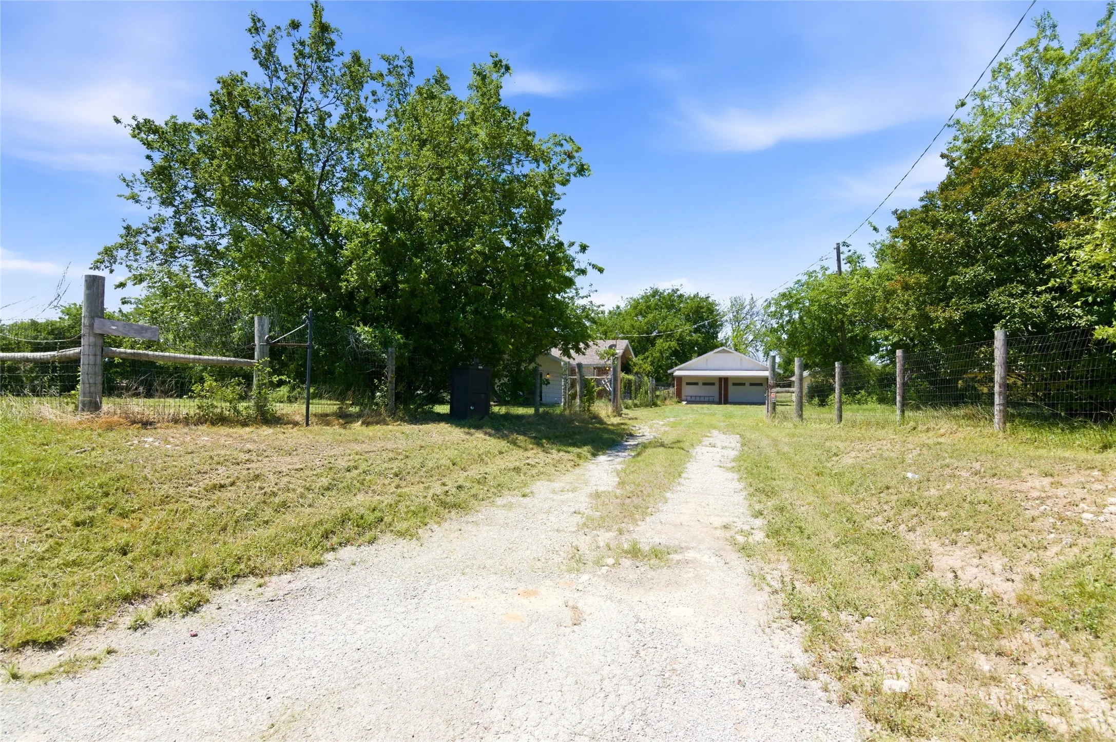 Single Family Residence For Sale in Tarrant County , 14375 Us-287, Fort Worth, Texas 76179, 3 Bedroom, 2 Bathroom, 6 Garage spaces, 1,562 Sqft, built in 1970, mls#21260837, Real Estate Agent in Fort Worth, Homes For Sale in Tarrant county, Homes For Sale in Fort Worth, Realtor in Fort Worth Texas, Real Estate Brokerage Independent Realty Texas, Luminita Cordes Realtor