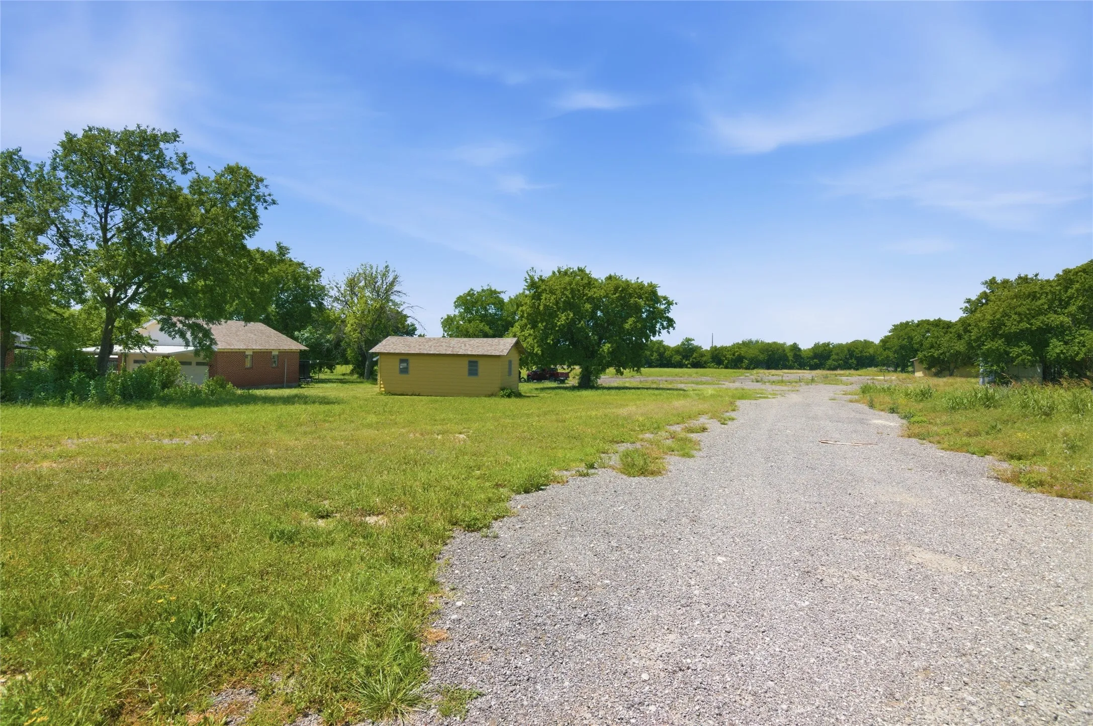 Single Family Residence For Sale in Tarrant County , 14375 Us-287, Fort Worth, Texas 76179, 3 Bedroom, 2 Bathroom, 6 Garage spaces, 1,562 Sqft, built in 1970, mls#21260837, Real Estate Agent in Fort Worth, Homes For Sale in Tarrant county, Homes For Sale in Fort Worth, Realtor in Fort Worth Texas, Real Estate Brokerage Independent Realty Texas, Luminita Cordes Realtor