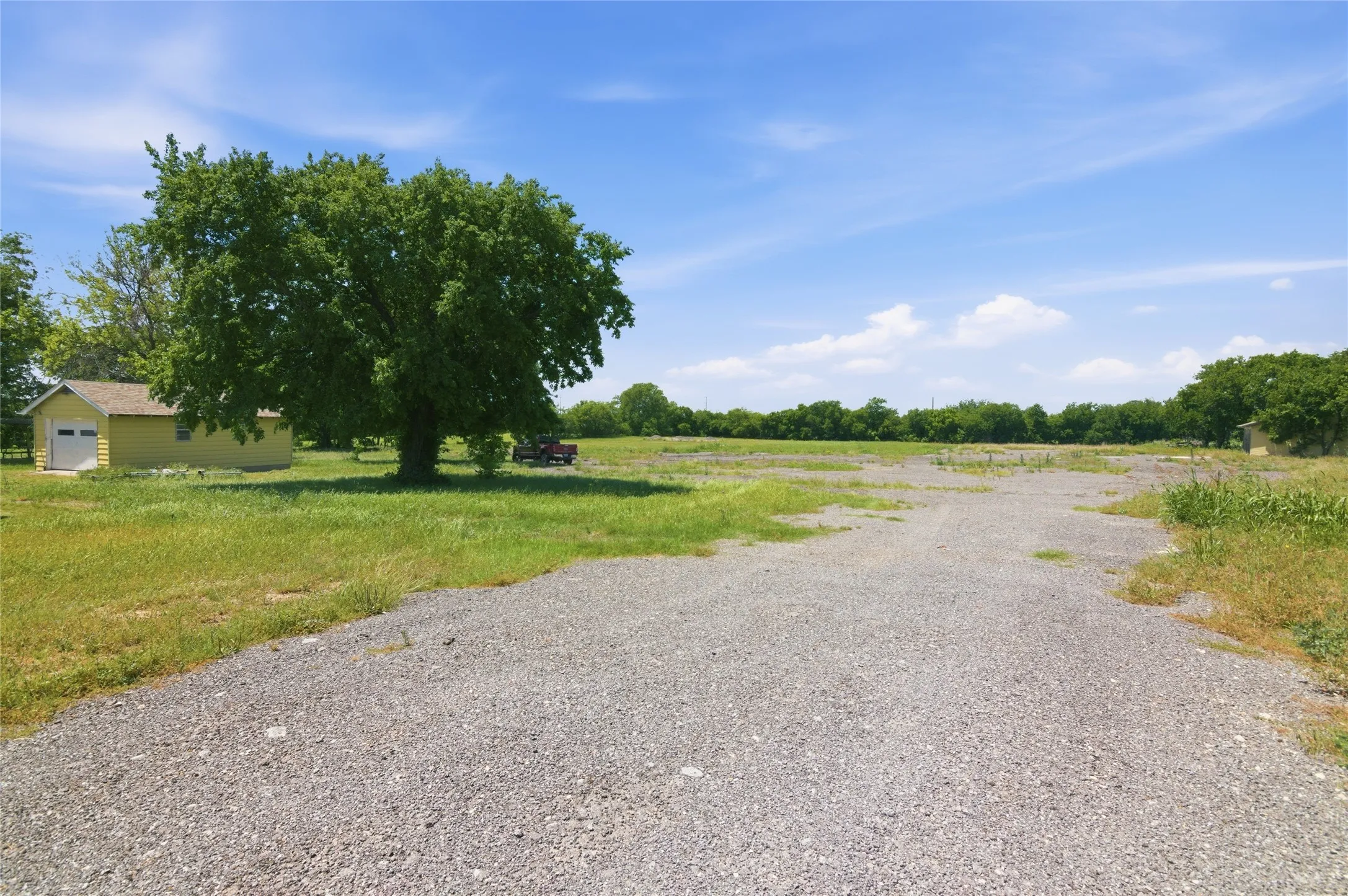 Single Family Residence For Sale in Tarrant County , 14375 Us-287, Fort Worth, Texas 76179, 3 Bedroom, 2 Bathroom, 6 Garage spaces, 1,562 Sqft, built in 1970, mls#21260837, Real Estate Agent in Fort Worth, Homes For Sale in Tarrant county, Homes For Sale in Fort Worth, Realtor in Fort Worth Texas, Real Estate Brokerage Independent Realty Texas, Luminita Cordes Realtor
