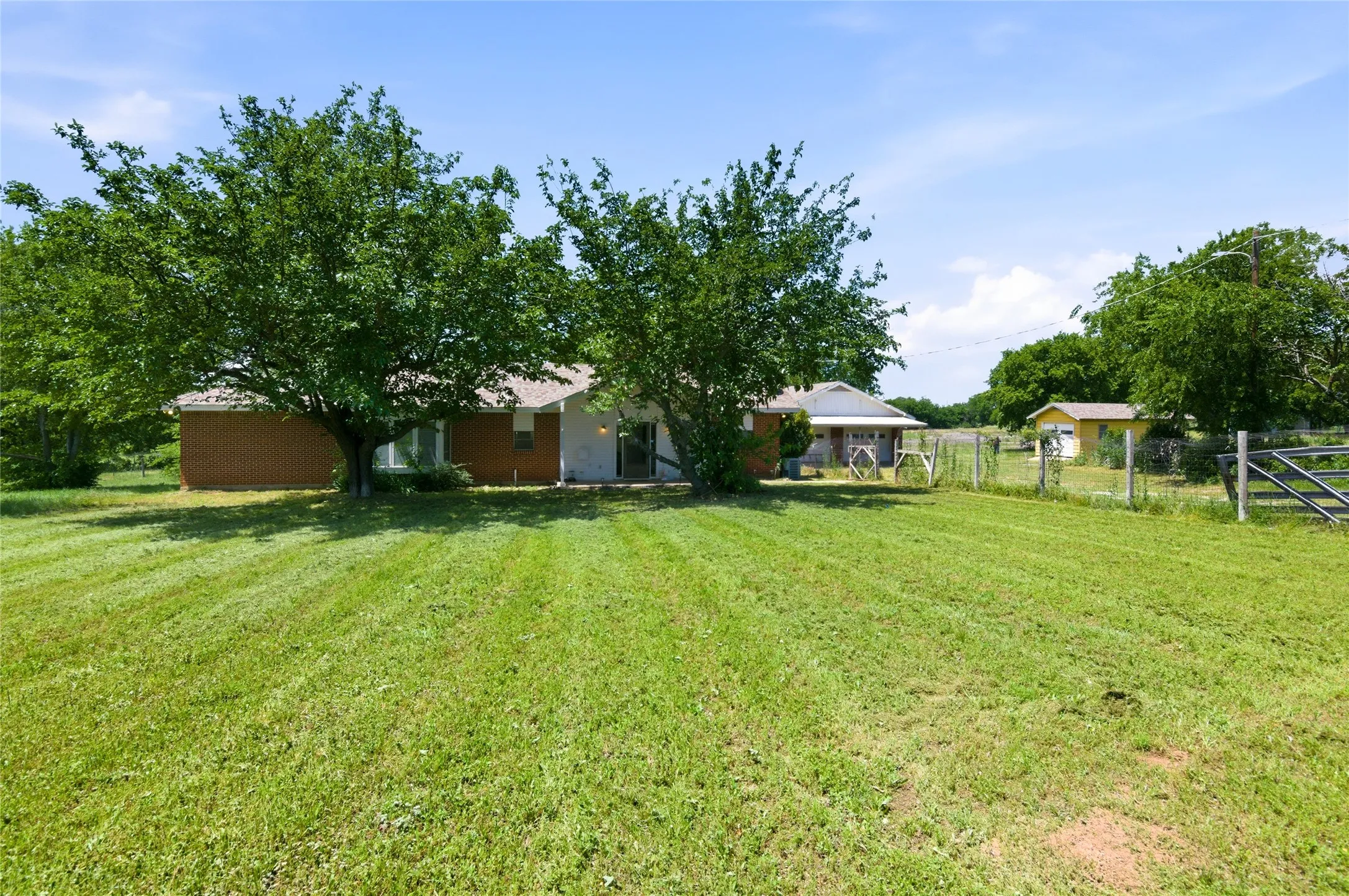 Single Family Residence For Sale in Tarrant County , 14375 Us-287, Fort Worth, Texas 76179, 3 Bedroom, 2 Bathroom, 6 Garage spaces, 1,562 Sqft, built in 1970, mls#21260837, Real Estate Agent in Fort Worth, Homes For Sale in Tarrant county, Homes For Sale in Fort Worth, Realtor in Fort Worth Texas, Real Estate Brokerage Independent Realty Texas, Luminita Cordes Realtor