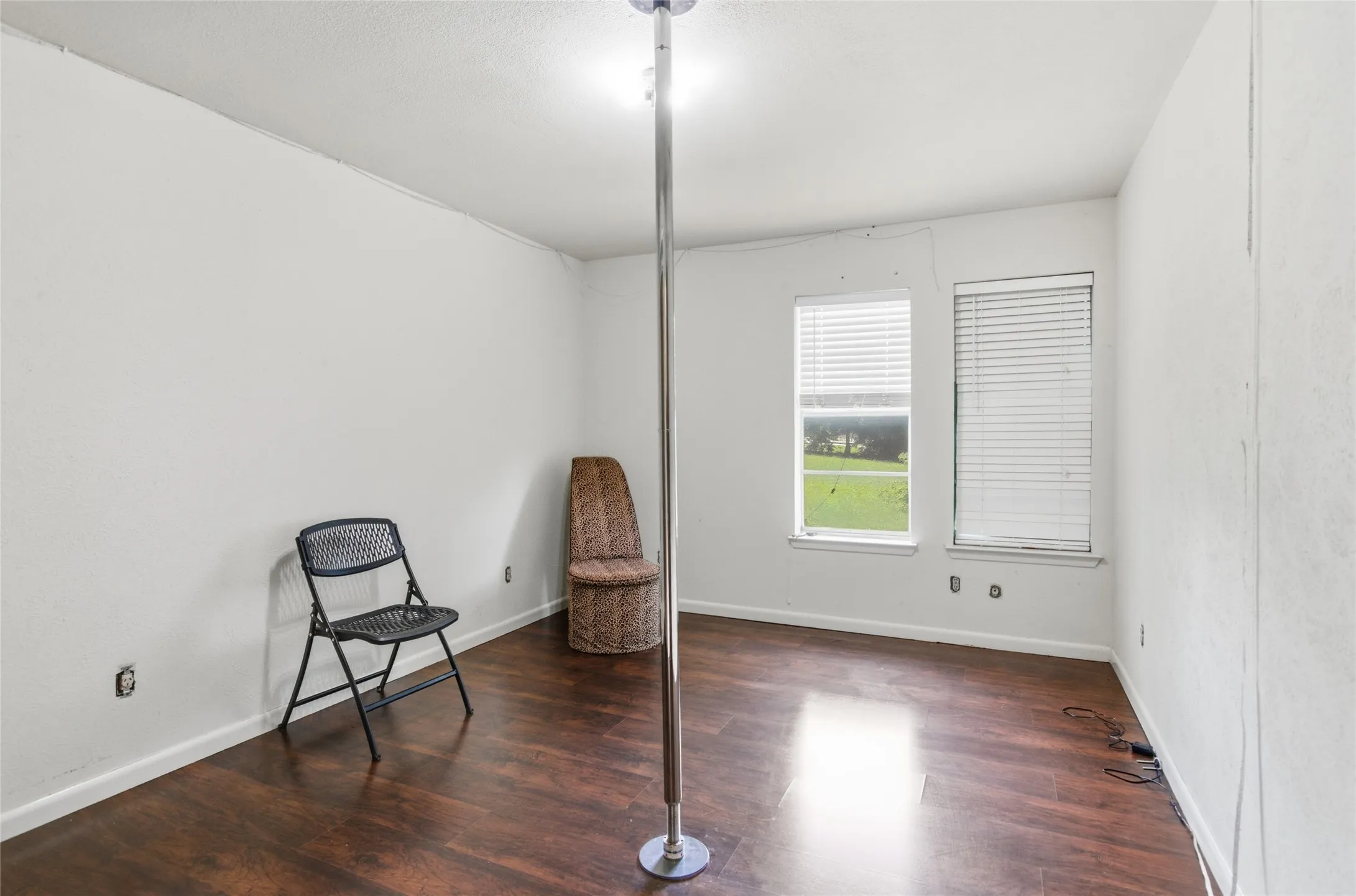 Single Family Residence For Sale in Tarrant County , 14375 Us-287, Fort Worth, Texas 76179, 3 Bedroom, 2 Bathroom, 6 Garage spaces, 1,562 Sqft, built in 1970, mls#21260837, Real Estate Agent in Fort Worth, Homes For Sale in Tarrant county, Homes For Sale in Fort Worth, Realtor in Fort Worth Texas, Real Estate Brokerage Independent Realty Texas, Luminita Cordes Realtor