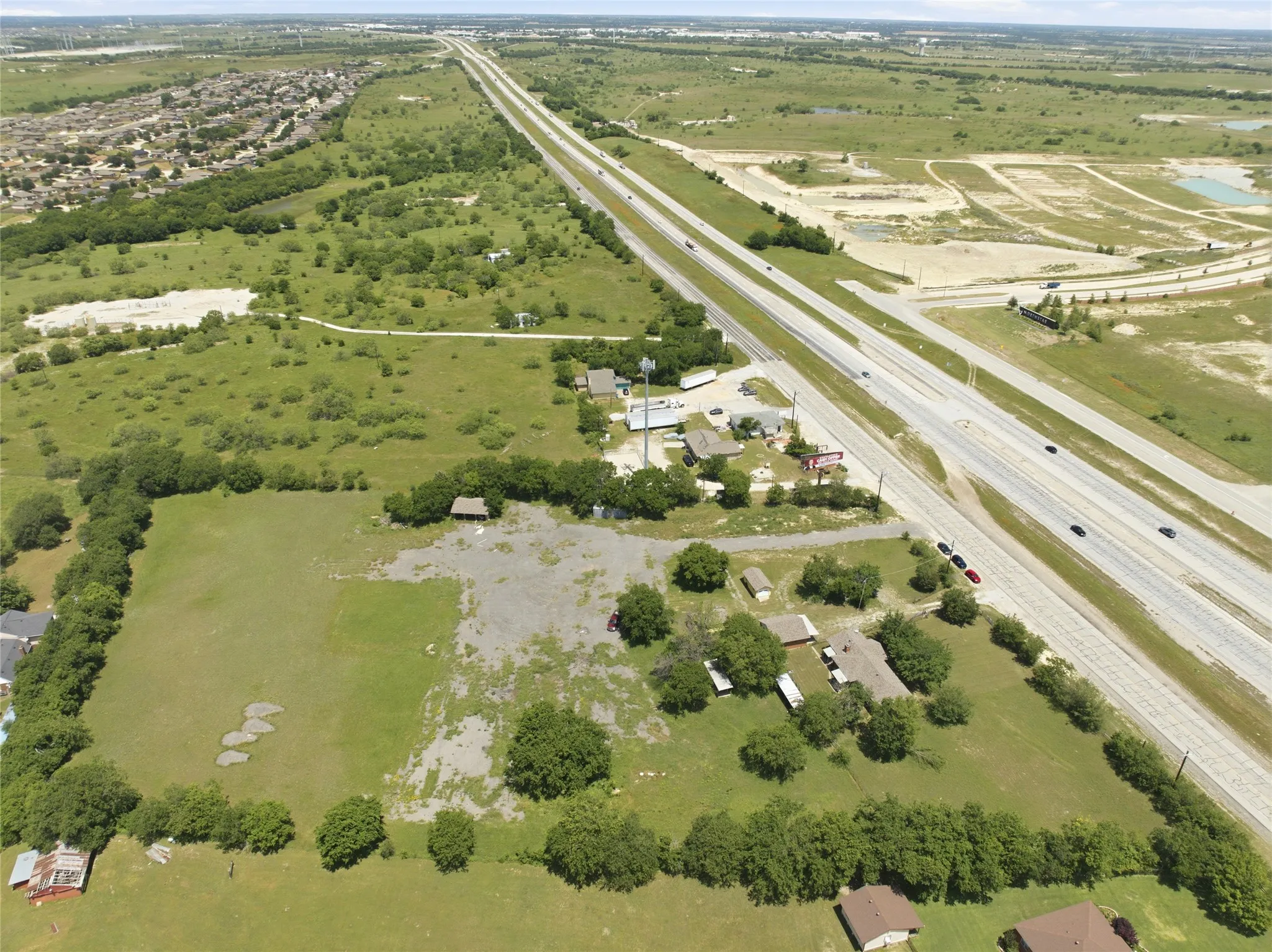 Single Family Residence For Sale in Tarrant County , 14375 Us-287, Fort Worth, Texas 76179, 3 Bedroom, 2 Bathroom, 6 Garage spaces, 1,562 Sqft, built in 1970, mls#21260837, Real Estate Agent in Fort Worth, Homes For Sale in Tarrant county, Homes For Sale in Fort Worth, Realtor in Fort Worth Texas, Real Estate Brokerage Independent Realty Texas, Luminita Cordes Realtor