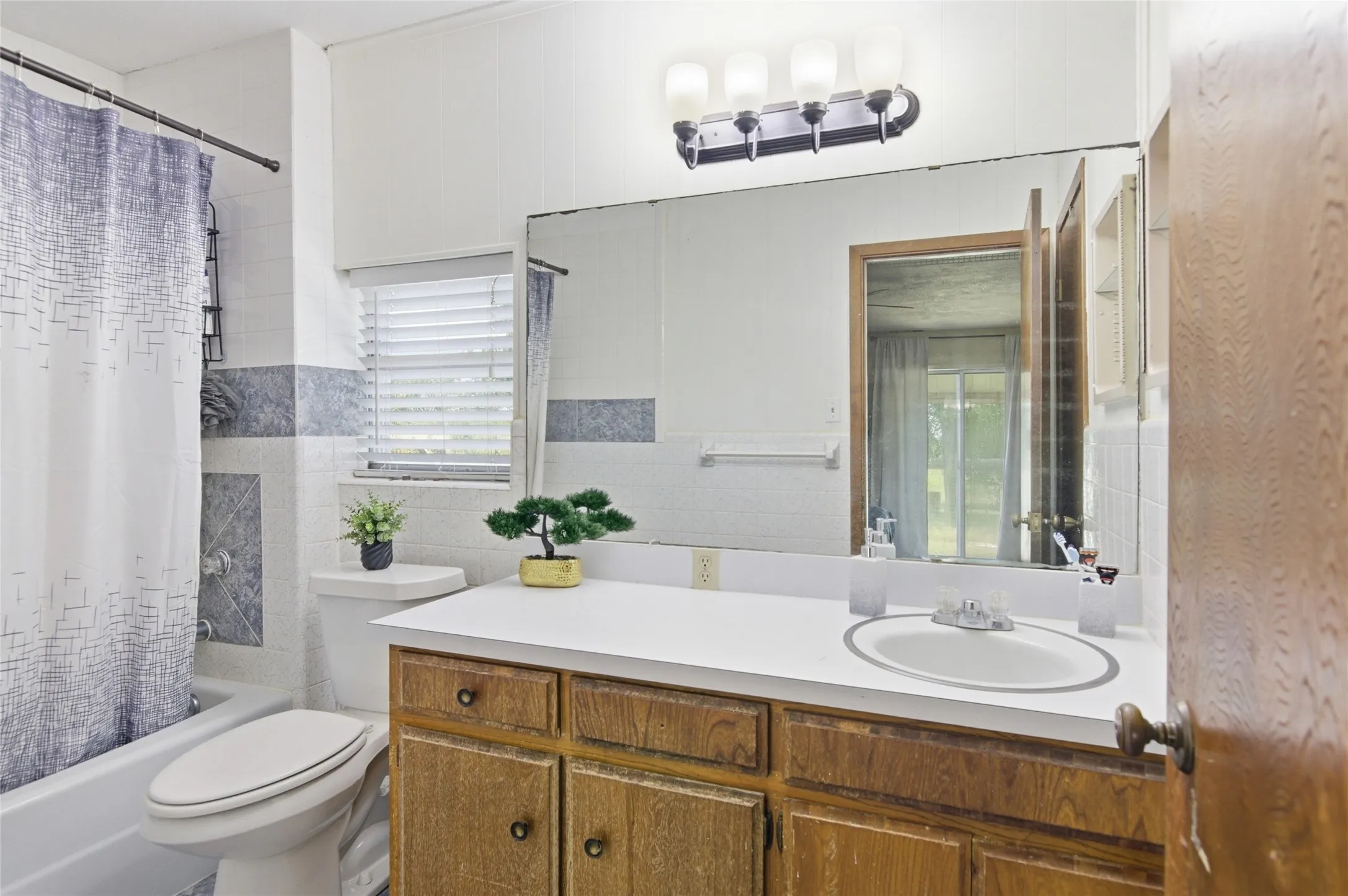 Single Family Residence For Sale in Tarrant County , 14375 Us-287, Fort Worth, Texas 76179, 3 Bedroom, 2 Bathroom, 6 Garage spaces, 1,562 Sqft, built in 1970, mls#21260837, Real Estate Agent in Fort Worth, Homes For Sale in Tarrant county, Homes For Sale in Fort Worth, Realtor in Fort Worth Texas, Real Estate Brokerage Independent Realty Texas, Luminita Cordes Realtor