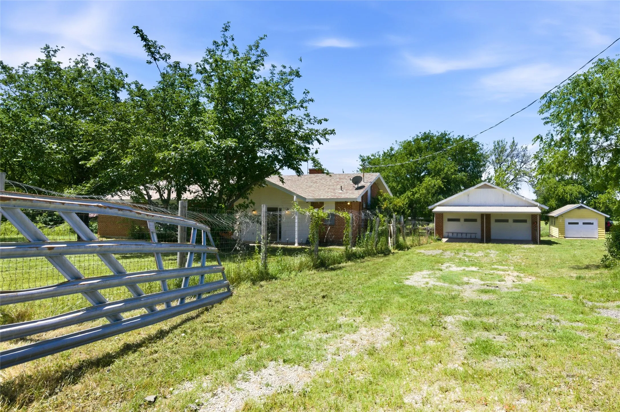 Single Family Residence For Sale in Tarrant County , 14375 Us-287, Fort Worth, Texas 76179, 3 Bedroom, 2 Bathroom, 6 Garage spaces, 1,562 Sqft, built in 1970, mls#21260837, Real Estate Agent in Fort Worth, Homes For Sale in Tarrant county, Homes For Sale in Fort Worth, Realtor in Fort Worth Texas, Real Estate Brokerage Independent Realty Texas, Luminita Cordes Realtor
