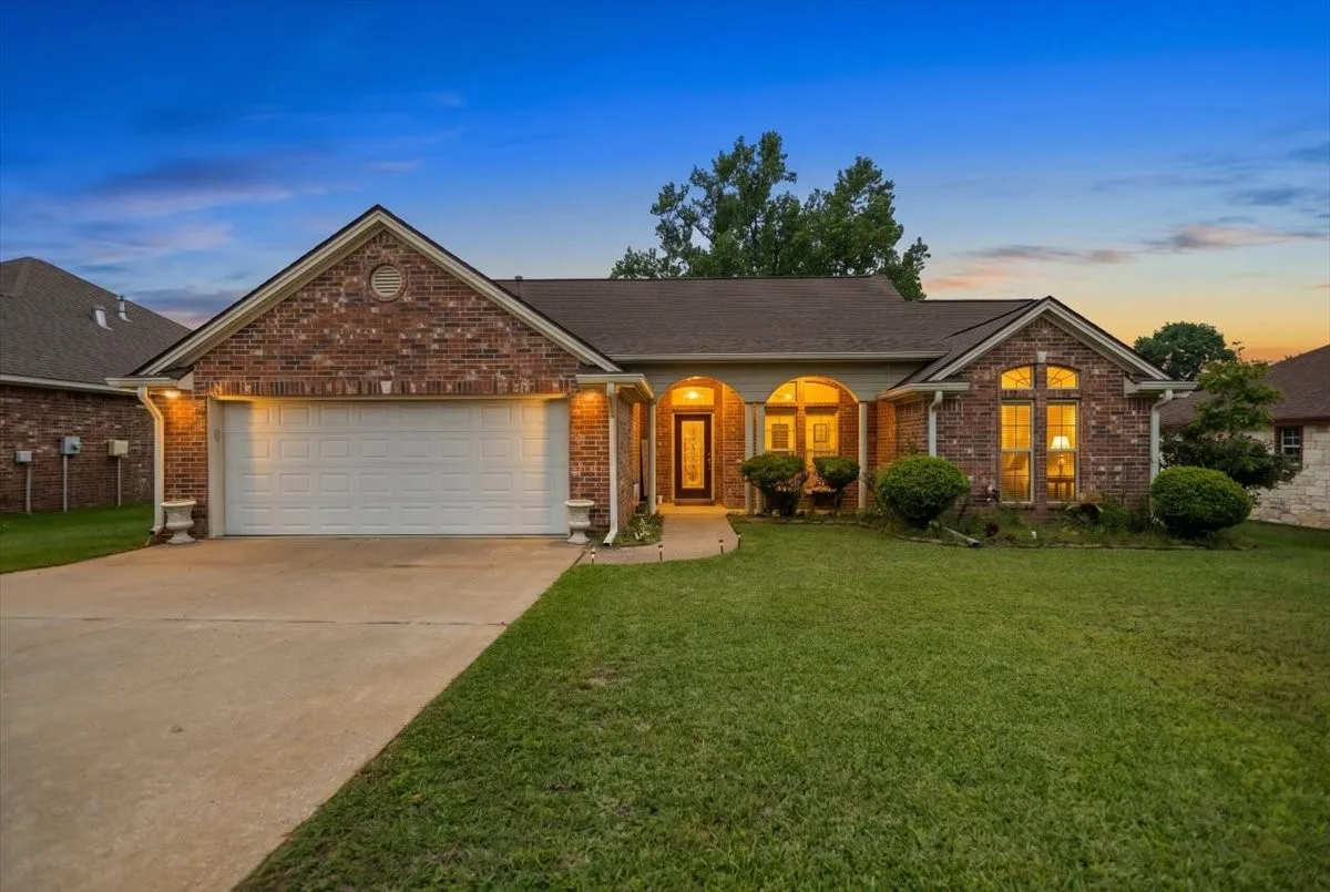 Single Family Residence For Sale in Nacogdoches County , 220 Sandstone Lane, Nacogdoches, Texas 75965, 3 Bedroom, 2 Bathroom, 2 Garage spaces, 1,890 Sqft, built in 2006, mls#21257084, Real Estate Agent in Nacogdoches, Homes For Sale in Nacogdoches county, Homes For Sale in Nacogdoches, Realtor in Nacogdoches Texas, Real Estate Brokerage Independent Realty Texas, Luminita Cordes Realtor