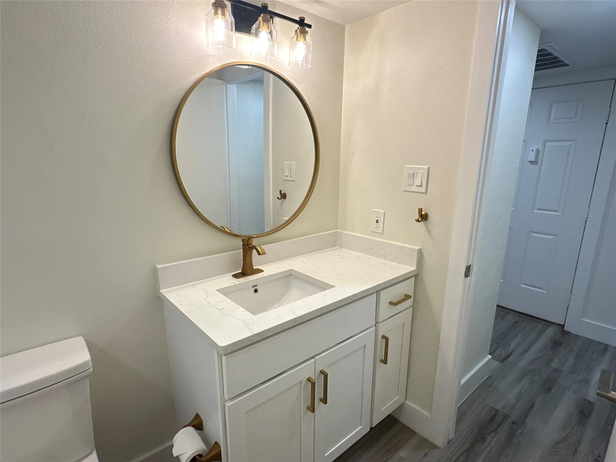 Condominium For Sale in Collin County , 4748 Old Bent Tree Lane 1707, Dallas, Texas 75287, 1 Bedroom, 1 Bathroom, Garage spaces, 651 Sqft, built in 1985, mls#21264393, Real Estate Agent in Dallas, Homes For Sale in Collin county, Homes For Sale in Dallas, Realtor in Dallas Texas, Real Estate Brokerage Independent Realty Texas, Luminita Cordes Realtor