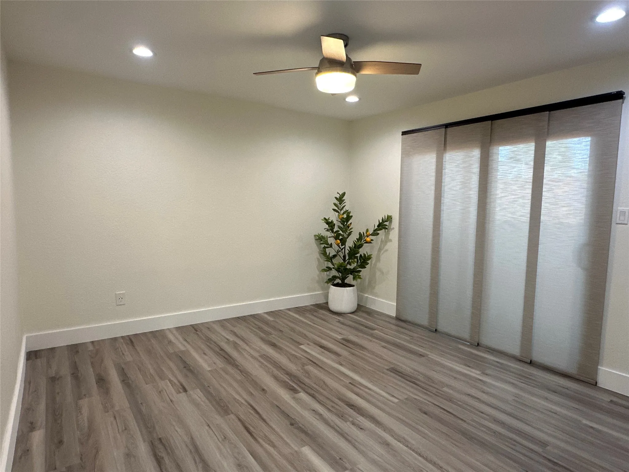 Condominium For Sale in Collin County , 4748 Old Bent Tree Lane 1707, Dallas, Texas 75287, 1 Bedroom, 1 Bathroom, Garage spaces, 651 Sqft, built in 1985, mls#21264393, Real Estate Agent in Dallas, Homes For Sale in Collin county, Homes For Sale in Dallas, Realtor in Dallas Texas, Real Estate Brokerage Independent Realty Texas, Luminita Cordes Realtor