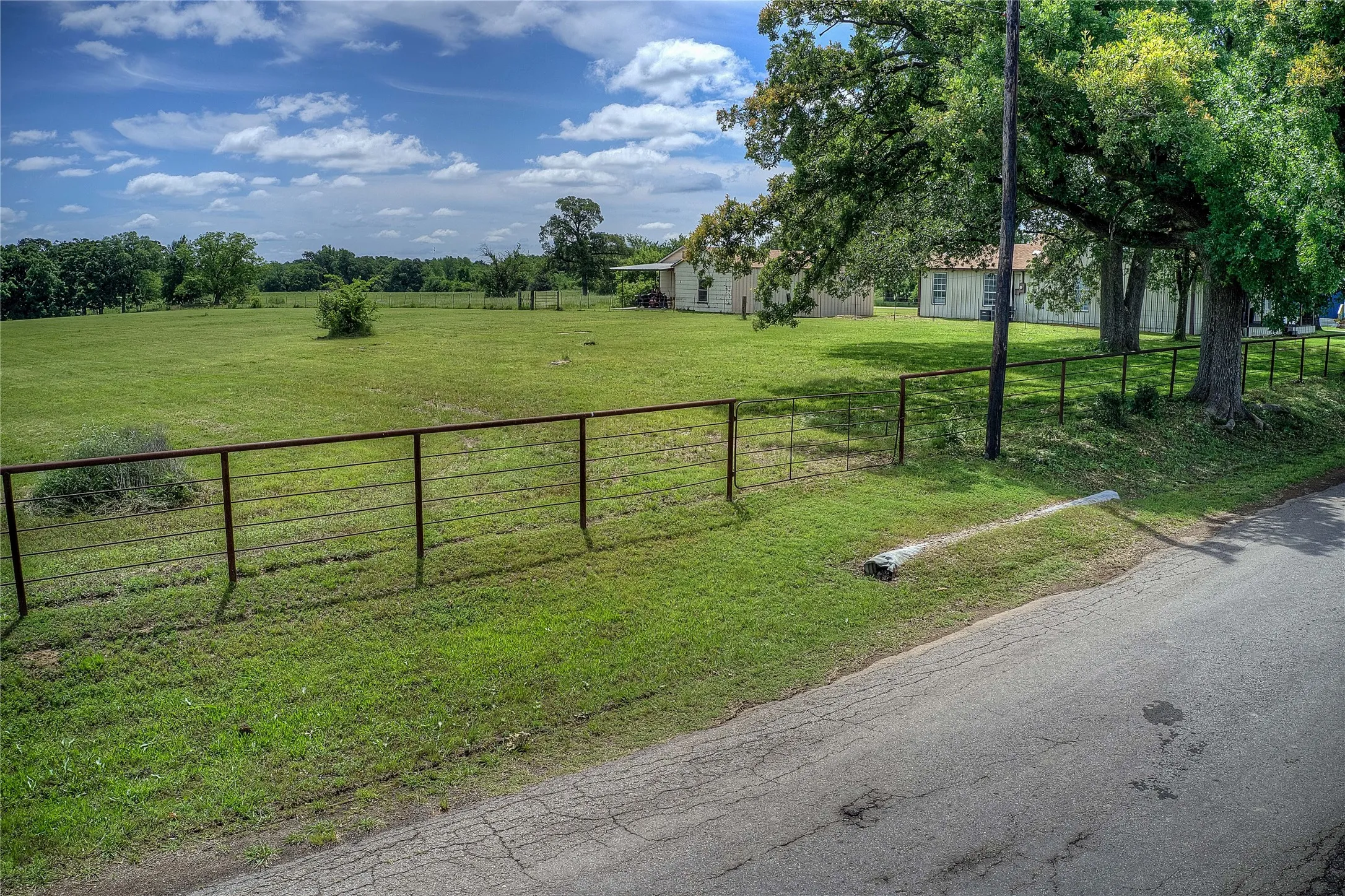 Single Family Residence For Sale in Hopkins County , 346 County Road 3501, Sulphur Springs, Texas 75482, 6 Bedrooms, 3 Bathrooms, Garage spaces, 2,340 Sqft, built in 1972, Price $550,000, mls#21265763, Real Estate Agent in Sulphur Springs, Homes For Sale in Hopkins county, Homes For Sale in Sulphur Springs, Realtor in Sulphur Springs Texas, Real Estate Brokerage Independent Realty Texas, Luminita Cordes Realtor