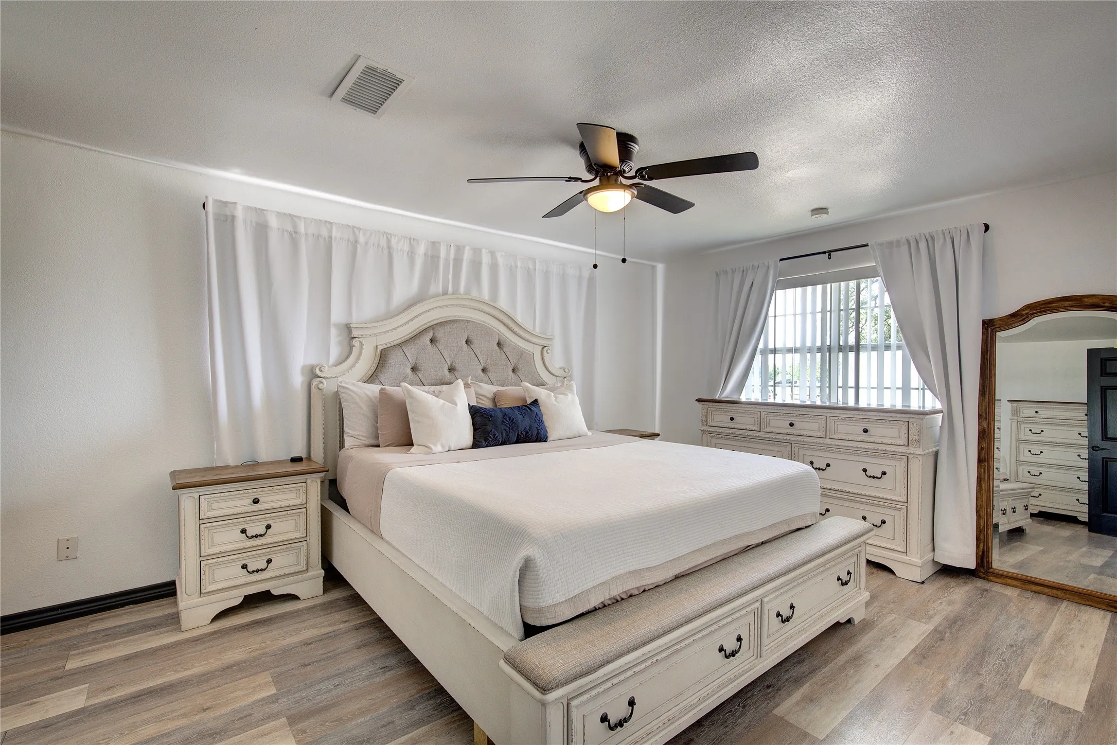 Single Family Residence For Sale in Hopkins County , 346 County Road 3501, Sulphur Springs, Texas 75482, 6 Bedrooms, 3 Bathrooms, Garage spaces, 2,340 Sqft, built in 1972, Price $550,000, mls#21265763, Real Estate Agent in Sulphur Springs, Homes For Sale in Hopkins county, Homes For Sale in Sulphur Springs, Realtor in Sulphur Springs Texas, Real Estate Brokerage Independent Realty Texas, Luminita Cordes Realtor