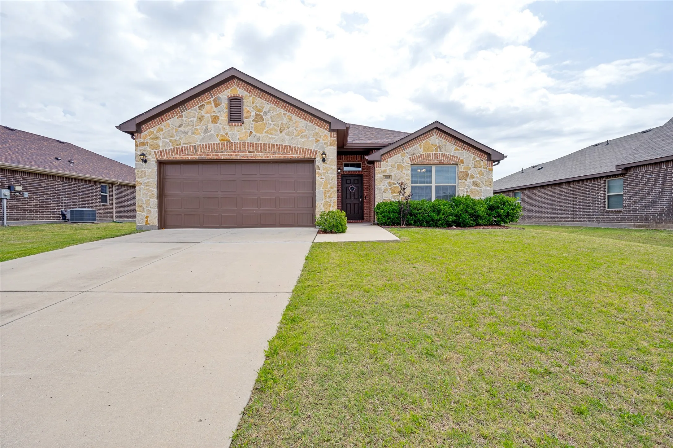 Single Family Residence For Sale in Denton County , 3905 Bridle Path Lane, Sanger, Texas 76266, 3 Bedroom, 2 Bathroom, 2 Garage spaces, 1,892 Sqft, built in 2017, mls#21265825, Real Estate Agent in Sanger, Homes For Sale in Denton county, Homes For Sale in Sanger, Realtor in Sanger Texas, Real Estate Brokerage Independent Realty Texas, Luminita Cordes Realtor