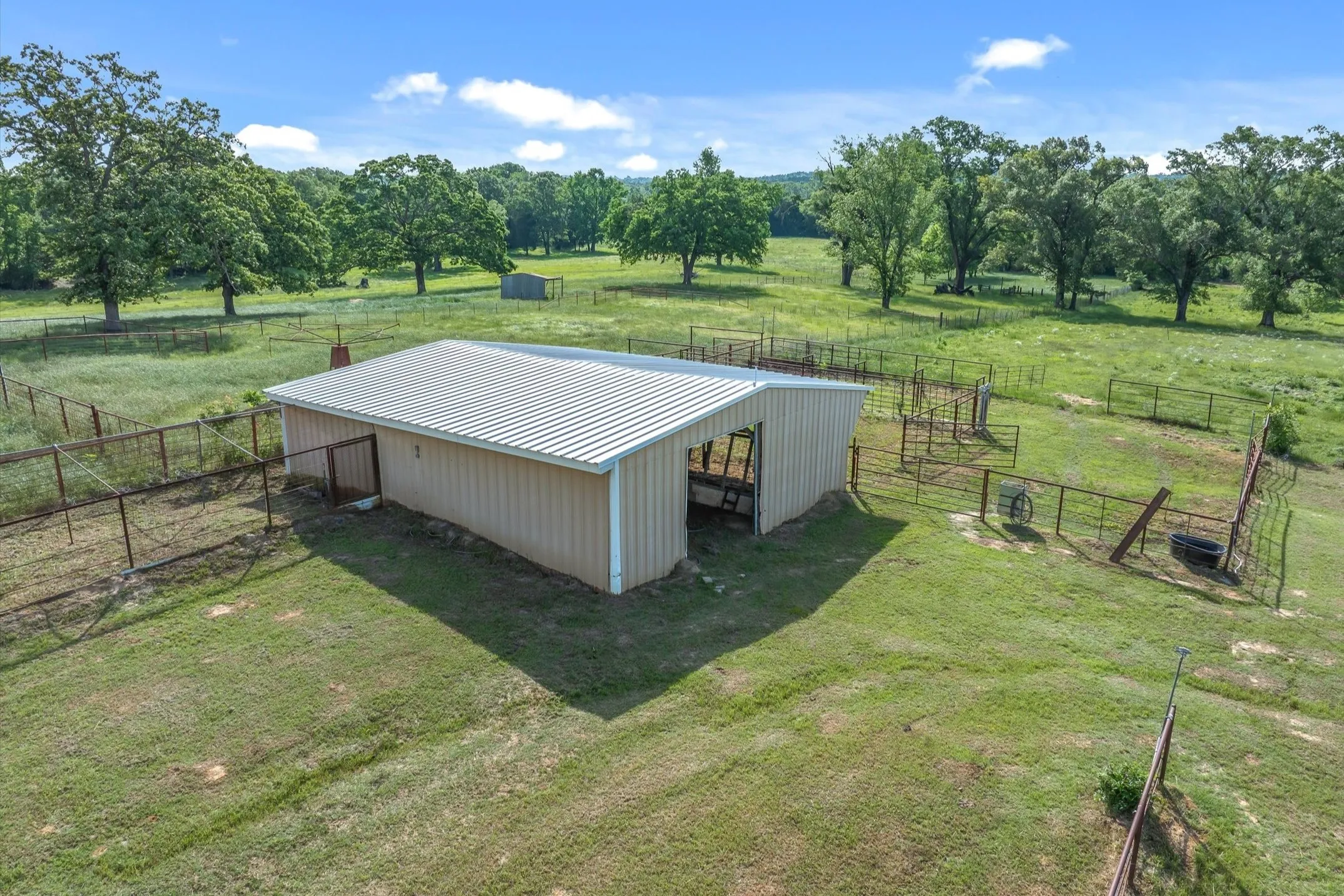 Single Family Residence For Sale in Van Zandt County , 1216 Vz County Road 1211, Canton, Texas 75103, 3 Bedroom, 2 Bathroom, 9 Garage spaces, 2,285 Sqft, built in 1965, mls#21252546, Real Estate Agent in Canton, Homes For Sale in Van Zandt county, Homes For Sale in Canton, Realtor in Canton Texas, Real Estate Brokerage Independent Realty Texas, Luminita Cordes Realtor