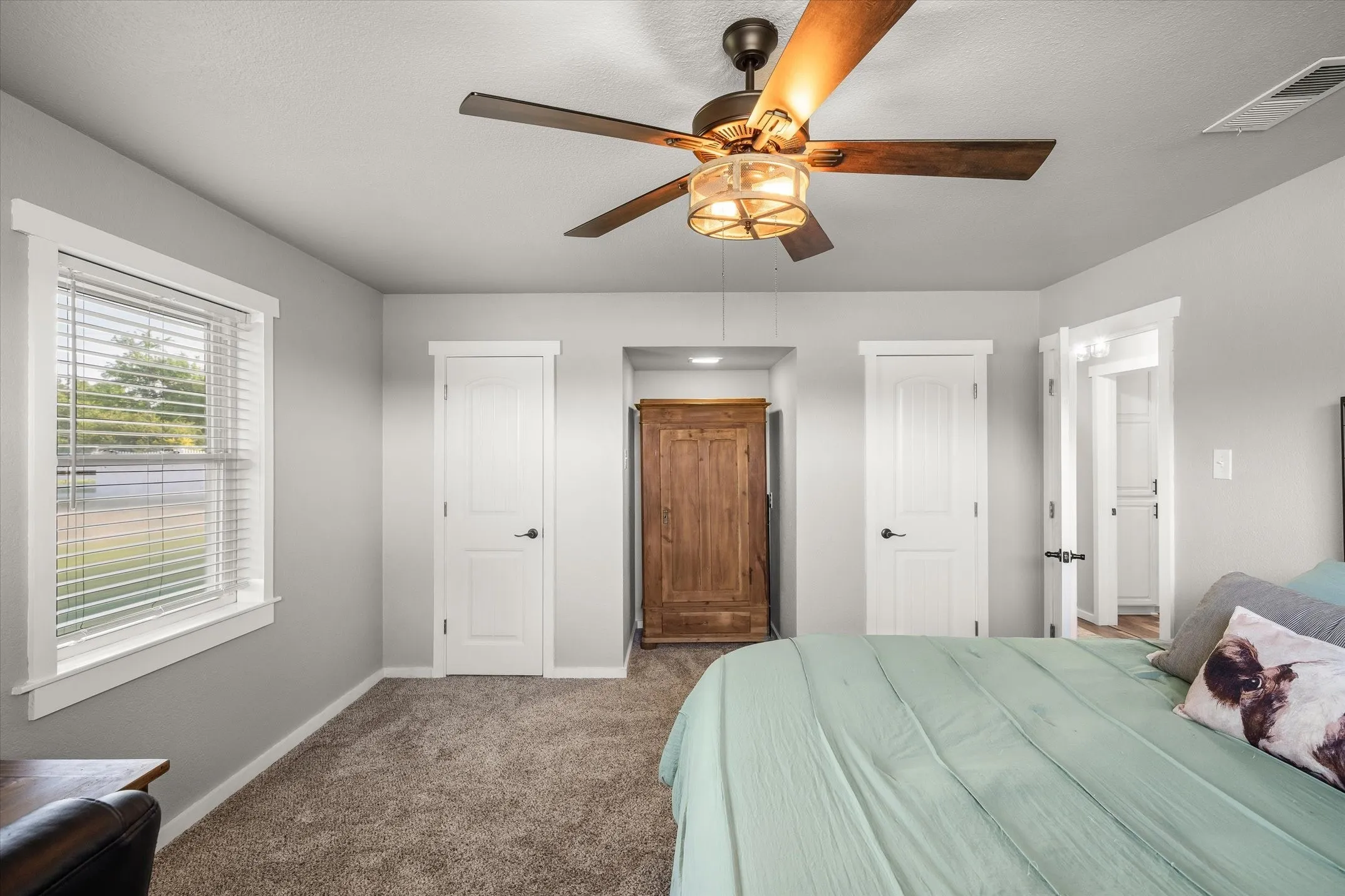 Single Family Residence For Sale in Van Zandt County , 1216 Vz County Road 1211, Canton, Texas 75103, 3 Bedroom, 2 Bathroom, 9 Garage spaces, 2,285 Sqft, built in 1965, mls#21252546, Real Estate Agent in Canton, Homes For Sale in Van Zandt county, Homes For Sale in Canton, Realtor in Canton Texas, Real Estate Brokerage Independent Realty Texas, Luminita Cordes Realtor