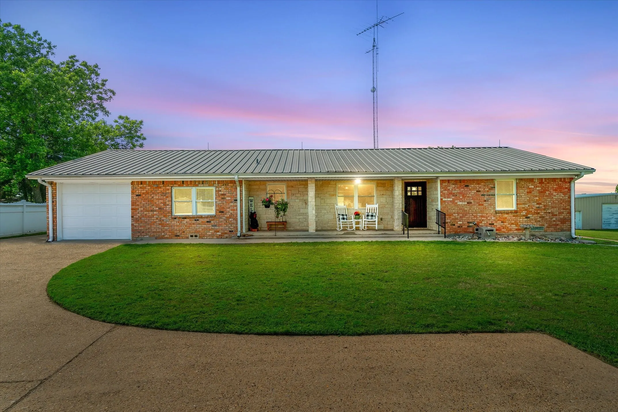 Single Family Residence For Sale in Van Zandt County , 1216 Vz County Road 1211, Canton, Texas 75103, 3 Bedroom, 2 Bathroom, 9 Garage spaces, 2,285 Sqft, built in 1965, mls#21252546, Real Estate Agent in Canton, Homes For Sale in Van Zandt county, Homes For Sale in Canton, Realtor in Canton Texas, Real Estate Brokerage Independent Realty Texas, Luminita Cordes Realtor