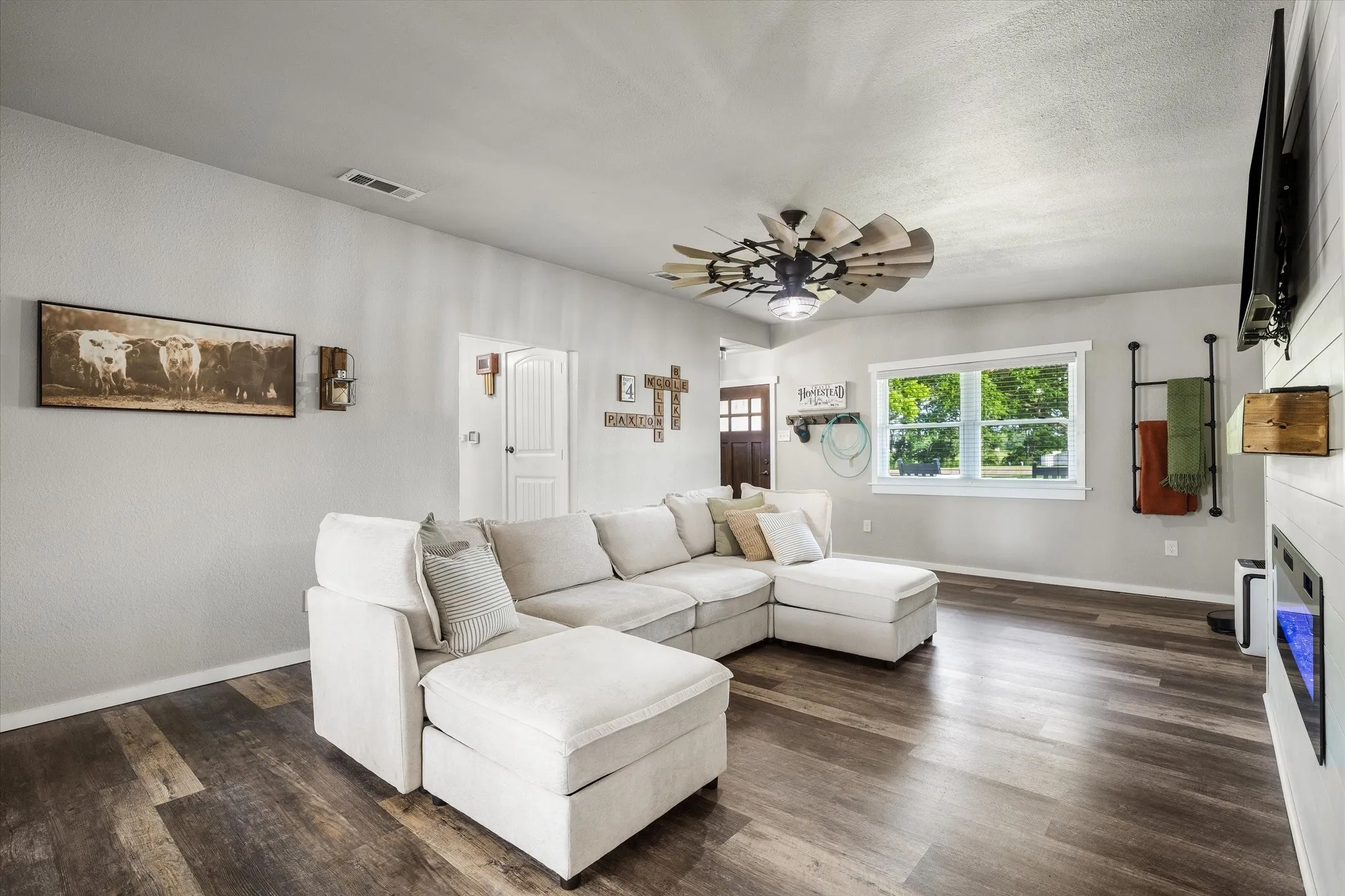Single Family Residence For Sale in Van Zandt County , 1216 Vz County Road 1211, Canton, Texas 75103, 3 Bedroom, 2 Bathroom, 9 Garage spaces, 2,285 Sqft, built in 1965, mls#21252546, Real Estate Agent in Canton, Homes For Sale in Van Zandt county, Homes For Sale in Canton, Realtor in Canton Texas, Real Estate Brokerage Independent Realty Texas, Luminita Cordes Realtor