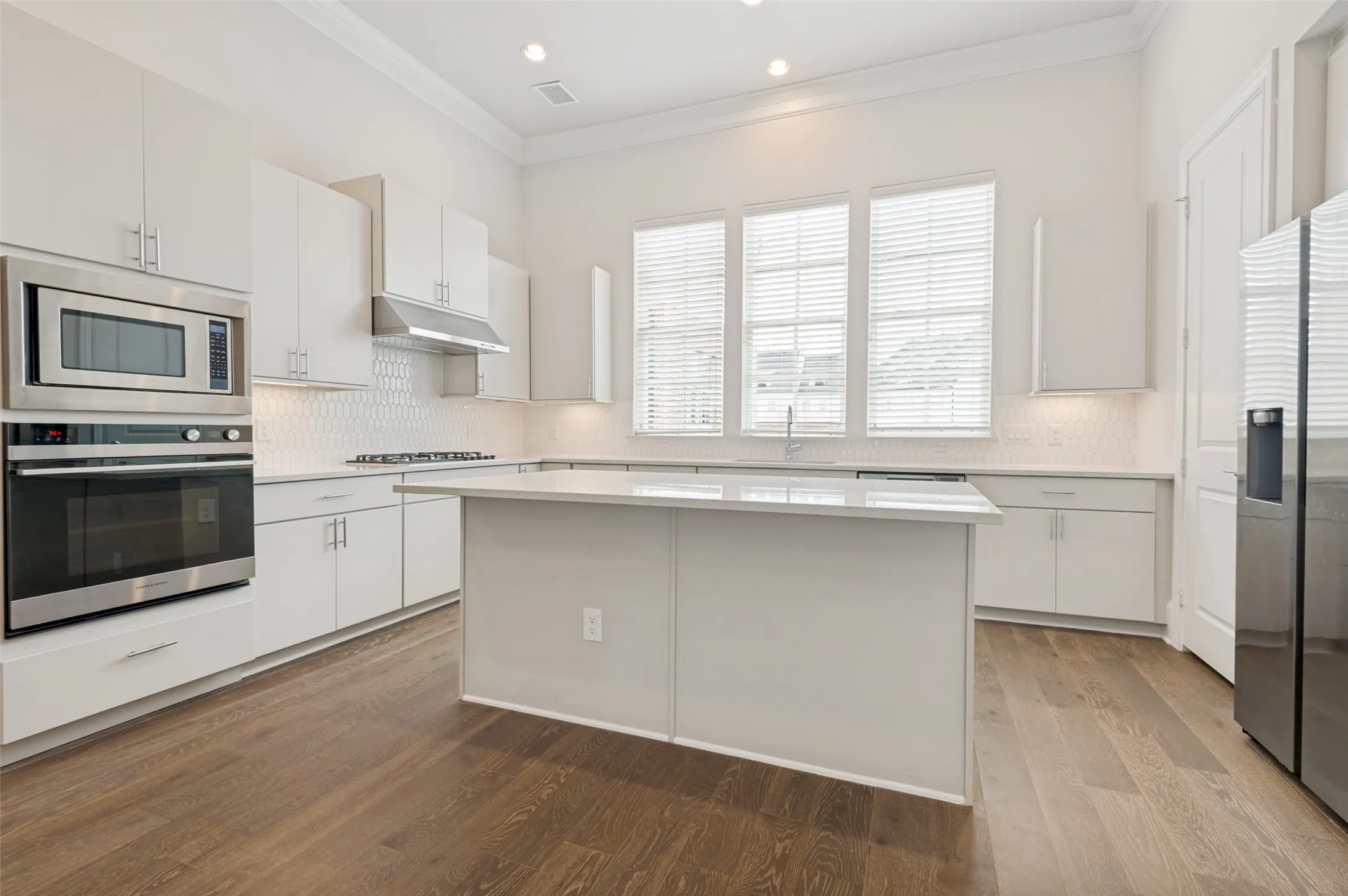 Townhouse For Rent in Dallas County , 4666 New Water Lane, Dallas, Texas 75219, 3 Bedroom, 4 Bathroom, 2 Garage spaces, 1,989 Sqft, built in 2021, mls#21265840, Real Estate Agent in Dallas, Homes For Rent in Dallas county, Homes For Rent in Dallas, Realtor in Dallas Texas, Real Estate Brokerage Independent Realty Texas, Luminita Cordes Realtor