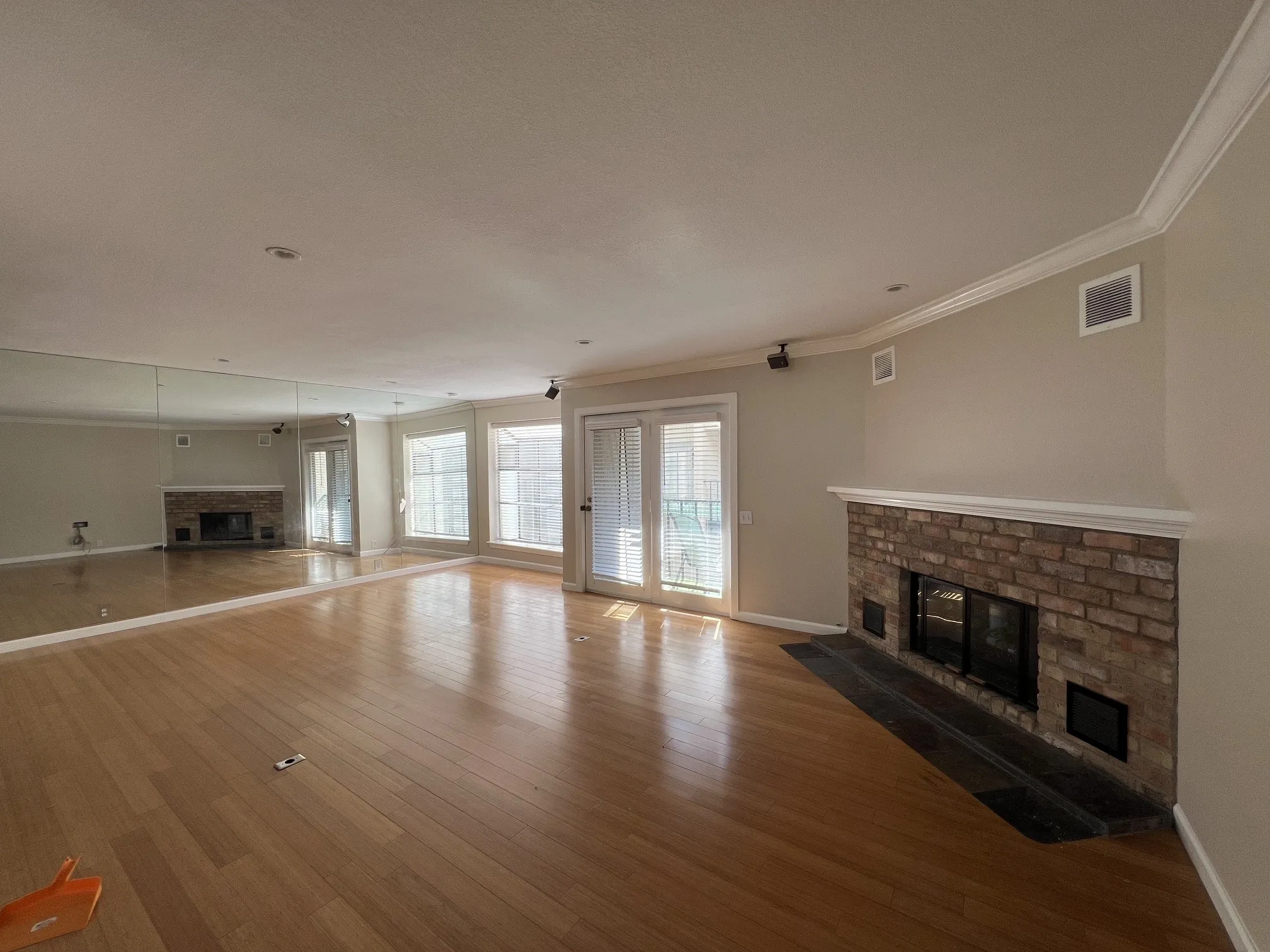 Townhouse For Sale in Dallas County , 2020 N Garrett Avenue 107, Dallas, Texas 75206, 2 Bedroom, 3 Bathroom, 2 Garage spaces, 1,344 Sqft, built in 1980, mls#21265066, Real Estate Agent in Dallas, Homes For Sale in Dallas county, Homes For Sale in Dallas, Realtor in Dallas Texas, Real Estate Brokerage Independent Realty Texas, Luminita Cordes Realtor