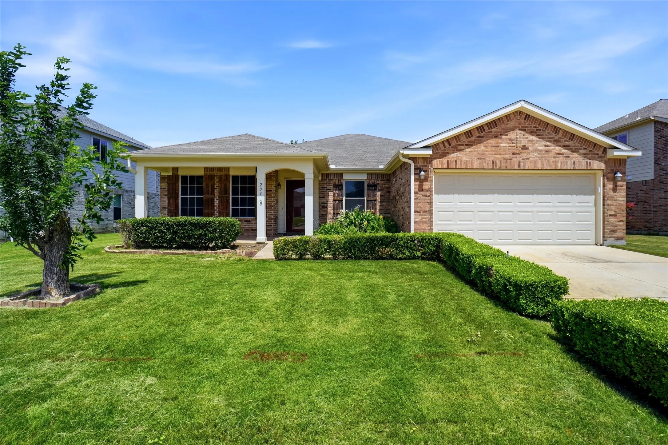 Single Family Residence For Sale in Denton County , 209 Broken Arrow, Krum, Texas 76249, 4 Bedroom, 2 Bathroom, 2 Garage spaces, 2,022 Sqft, built in 2006, mls#21264755, Real Estate Agent in Krum, Homes For Sale in Denton county, Homes For Sale in Krum, Realtor in Krum Texas, Real Estate Brokerage Independent Realty Texas, Luminita Cordes Realtor