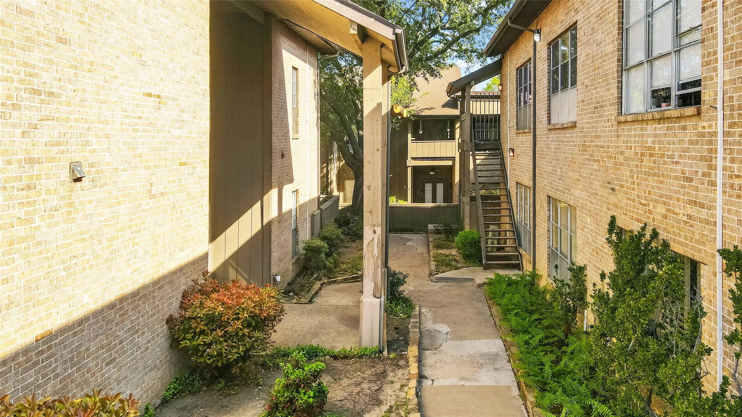 Condominium For Sale in Dallas County , 10437 High Hollows Drive 219, Dallas, Texas 75230, 2 Bedroom, 3 Bathroom, Garage spaces, 1,626 Sqft, built in 1969, mls#21265892, Real Estate Agent in Dallas, Homes For Sale in Dallas county, Homes For Sale in Dallas, Realtor in Dallas Texas, Real Estate Brokerage Independent Realty Texas, Luminita Cordes Realtor