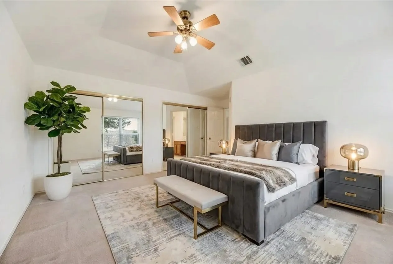 Vaulted ceiling with a ceiling fan light fixture