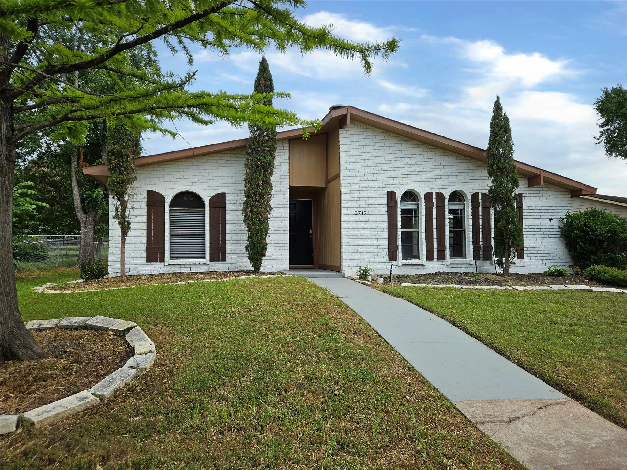 Single Family Residence For Sale in Dallas County , 3717 Red Oak Drive, Garland, Texas 75043, 3 Bedroom, 2 Bathroom, 2 Garage spaces, 1,510 Sqft, built in 1977, mls#21265957, Real Estate Agent in Garland, Homes For Sale in Dallas county, Homes For Sale in Garland, Realtor in Garland Texas, Real Estate Brokerage Independent Realty Texas, Luminita Cordes Realtor