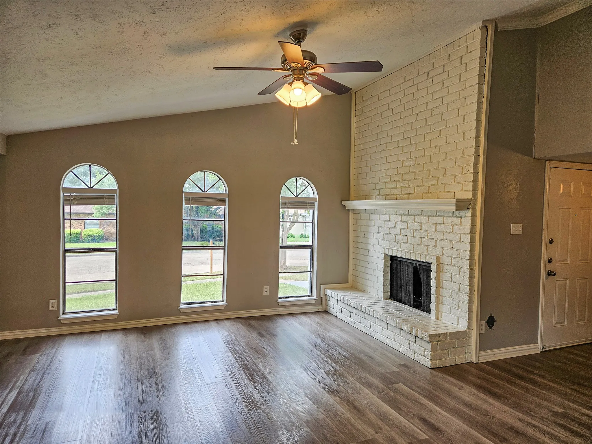 Single Family Residence For Sale in Dallas County , 3717 Red Oak Drive, Garland, Texas 75043, 3 Bedroom, 2 Bathroom, 2 Garage spaces, 1,510 Sqft, built in 1977, mls#21265957, Real Estate Agent in Garland, Homes For Sale in Dallas county, Homes For Sale in Garland, Realtor in Garland Texas, Real Estate Brokerage Independent Realty Texas, Luminita Cordes Realtor
