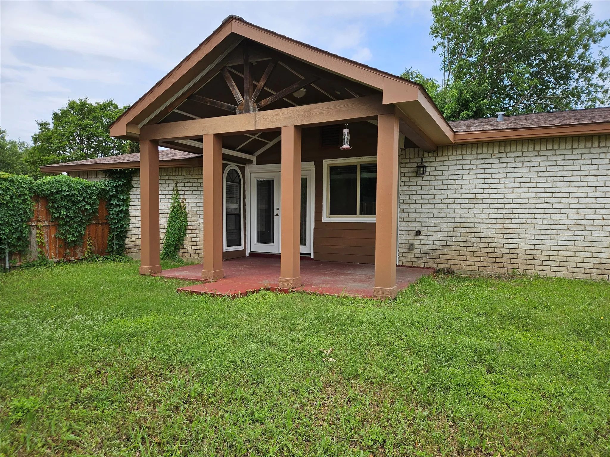 Single Family Residence For Sale in Dallas County , 3717 Red Oak Drive, Garland, Texas 75043, 3 Bedroom, 2 Bathroom, 2 Garage spaces, 1,510 Sqft, built in 1977, mls#21265957, Real Estate Agent in Garland, Homes For Sale in Dallas county, Homes For Sale in Garland, Realtor in Garland Texas, Real Estate Brokerage Independent Realty Texas, Luminita Cordes Realtor