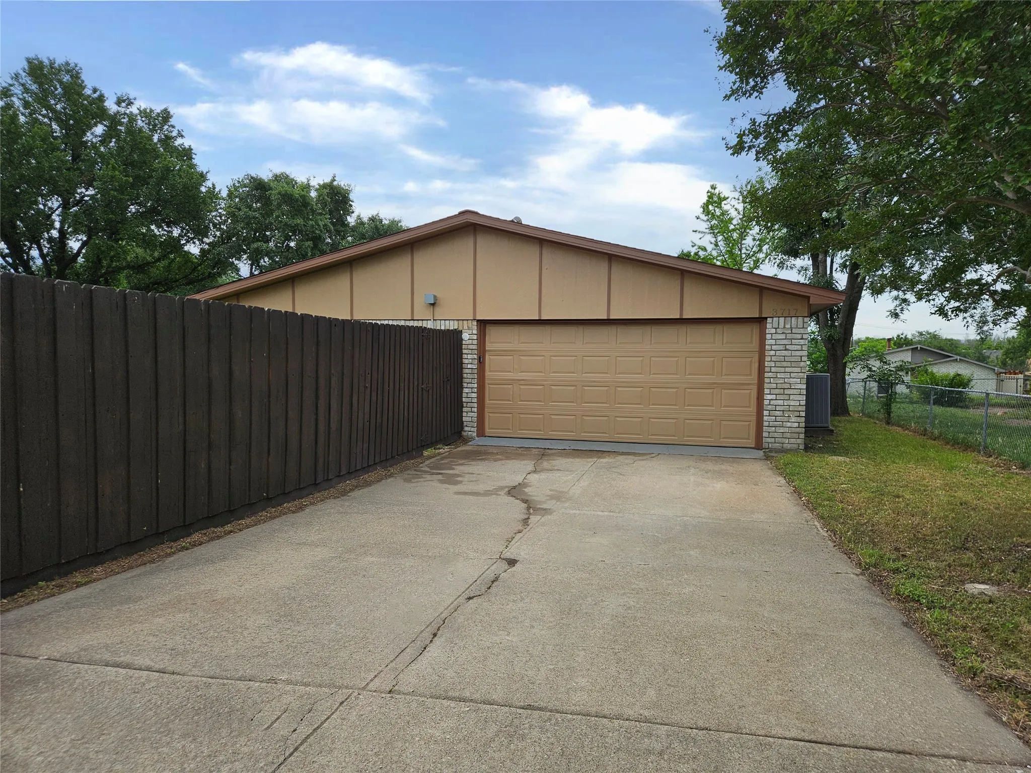 Single Family Residence For Sale in Dallas County , 3717 Red Oak Drive, Garland, Texas 75043, 3 Bedroom, 2 Bathroom, 2 Garage spaces, 1,510 Sqft, built in 1977, mls#21265957, Real Estate Agent in Garland, Homes For Sale in Dallas county, Homes For Sale in Garland, Realtor in Garland Texas, Real Estate Brokerage Independent Realty Texas, Luminita Cordes Realtor