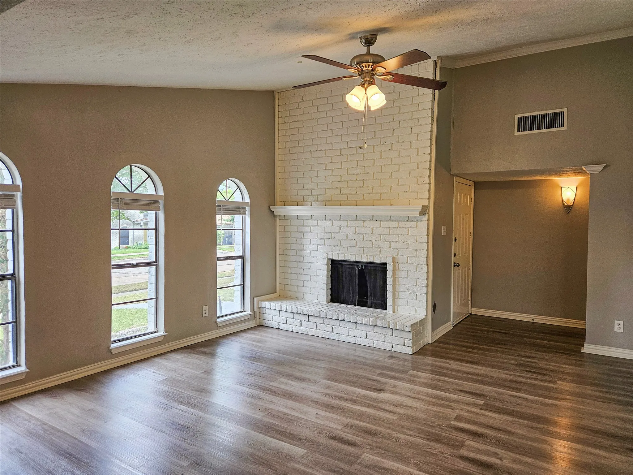 Single Family Residence For Sale in Dallas County , 3717 Red Oak Drive, Garland, Texas 75043, 3 Bedroom, 2 Bathroom, 2 Garage spaces, 1,510 Sqft, built in 1977, mls#21265957, Real Estate Agent in Garland, Homes For Sale in Dallas county, Homes For Sale in Garland, Realtor in Garland Texas, Real Estate Brokerage Independent Realty Texas, Luminita Cordes Realtor