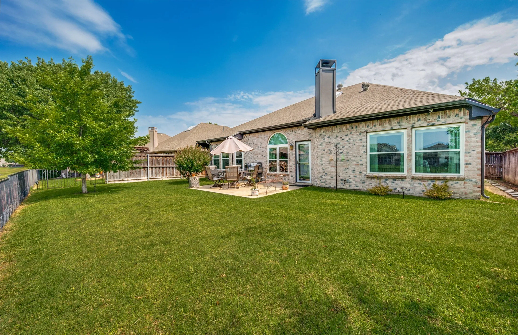 Single Family Residence For Sale in Dallas County , 10009 White Lane, Irving, Texas 75063, 4 Bedroom, 2 Bathroom, 2 Garage spaces, 2,154 Sqft, built in 1993, mls#21249294, Real Estate Agent in Irving, Homes For Sale in Dallas county, Homes For Sale in Irving, Realtor in Irving Texas, Real Estate Brokerage Independent Realty Texas, Luminita Cordes Realtor