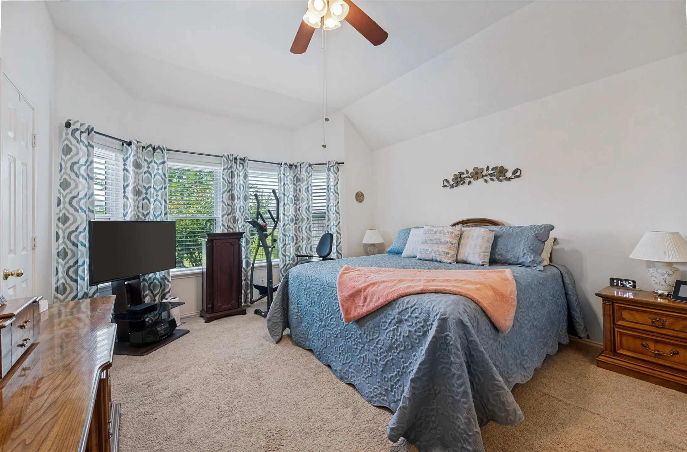 Single Family Residence For Sale in Dallas County , 10009 White Lane, Irving, Texas 75063, 4 Bedroom, 2 Bathroom, 2 Garage spaces, 2,154 Sqft, built in 1993, mls#21249294, Real Estate Agent in Irving, Homes For Sale in Dallas county, Homes For Sale in Irving, Realtor in Irving Texas, Real Estate Brokerage Independent Realty Texas, Luminita Cordes Realtor