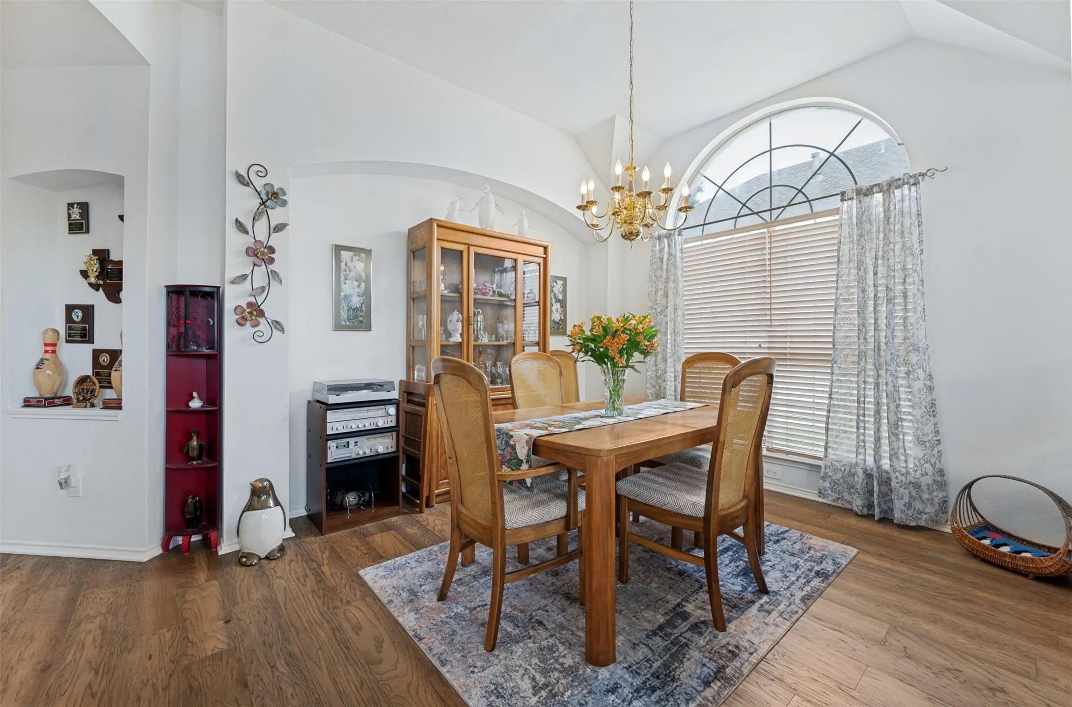 Single Family Residence For Sale in Dallas County , 10009 White Lane, Irving, Texas 75063, 4 Bedroom, 2 Bathroom, 2 Garage spaces, 2,154 Sqft, built in 1993, mls#21249294, Real Estate Agent in Irving, Homes For Sale in Dallas county, Homes For Sale in Irving, Realtor in Irving Texas, Real Estate Brokerage Independent Realty Texas, Luminita Cordes Realtor