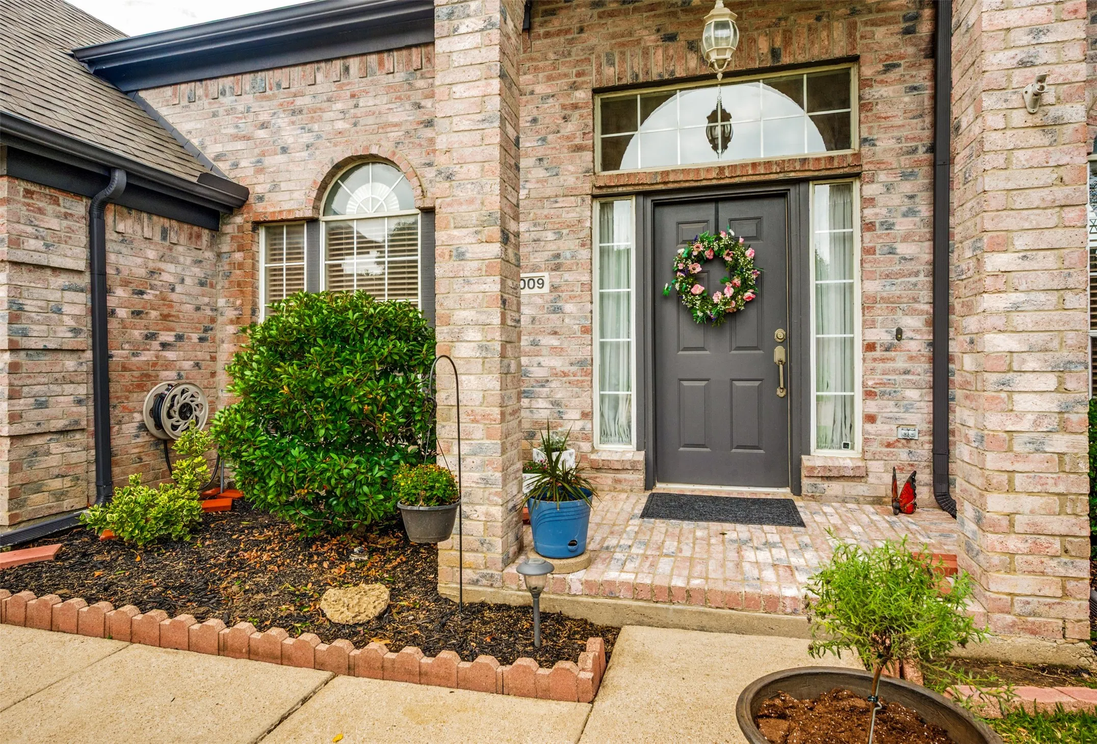 Single Family Residence For Sale in Dallas County , 10009 White Lane, Irving, Texas 75063, 4 Bedroom, 2 Bathroom, 2 Garage spaces, 2,154 Sqft, built in 1993, mls#21249294, Real Estate Agent in Irving, Homes For Sale in Dallas county, Homes For Sale in Irving, Realtor in Irving Texas, Real Estate Brokerage Independent Realty Texas, Luminita Cordes Realtor