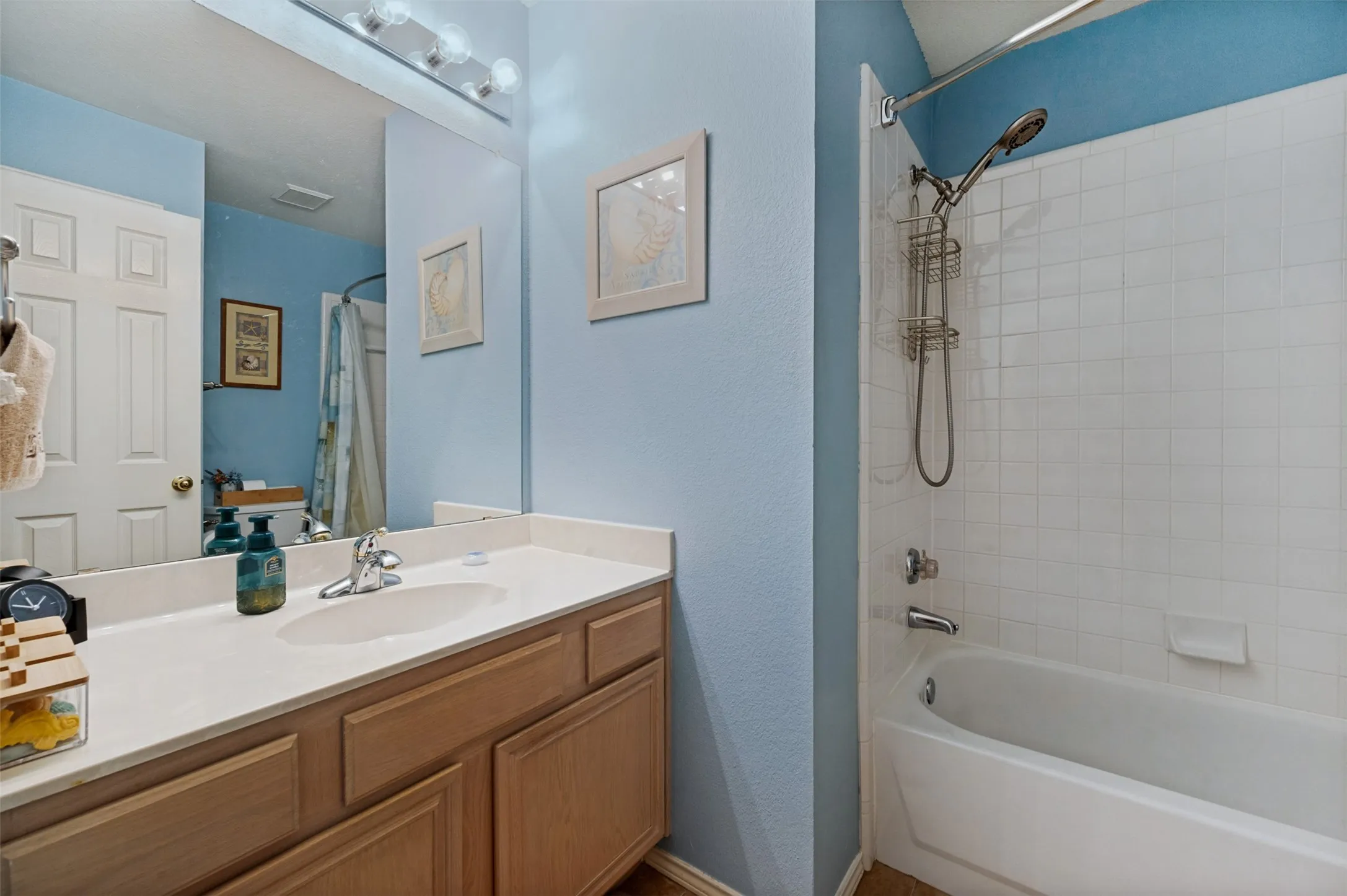 Single Family Residence For Sale in Dallas County , 10009 White Lane, Irving, Texas 75063, 4 Bedroom, 2 Bathroom, 2 Garage spaces, 2,154 Sqft, built in 1993, mls#21249294, Real Estate Agent in Irving, Homes For Sale in Dallas county, Homes For Sale in Irving, Realtor in Irving Texas, Real Estate Brokerage Independent Realty Texas, Luminita Cordes Realtor