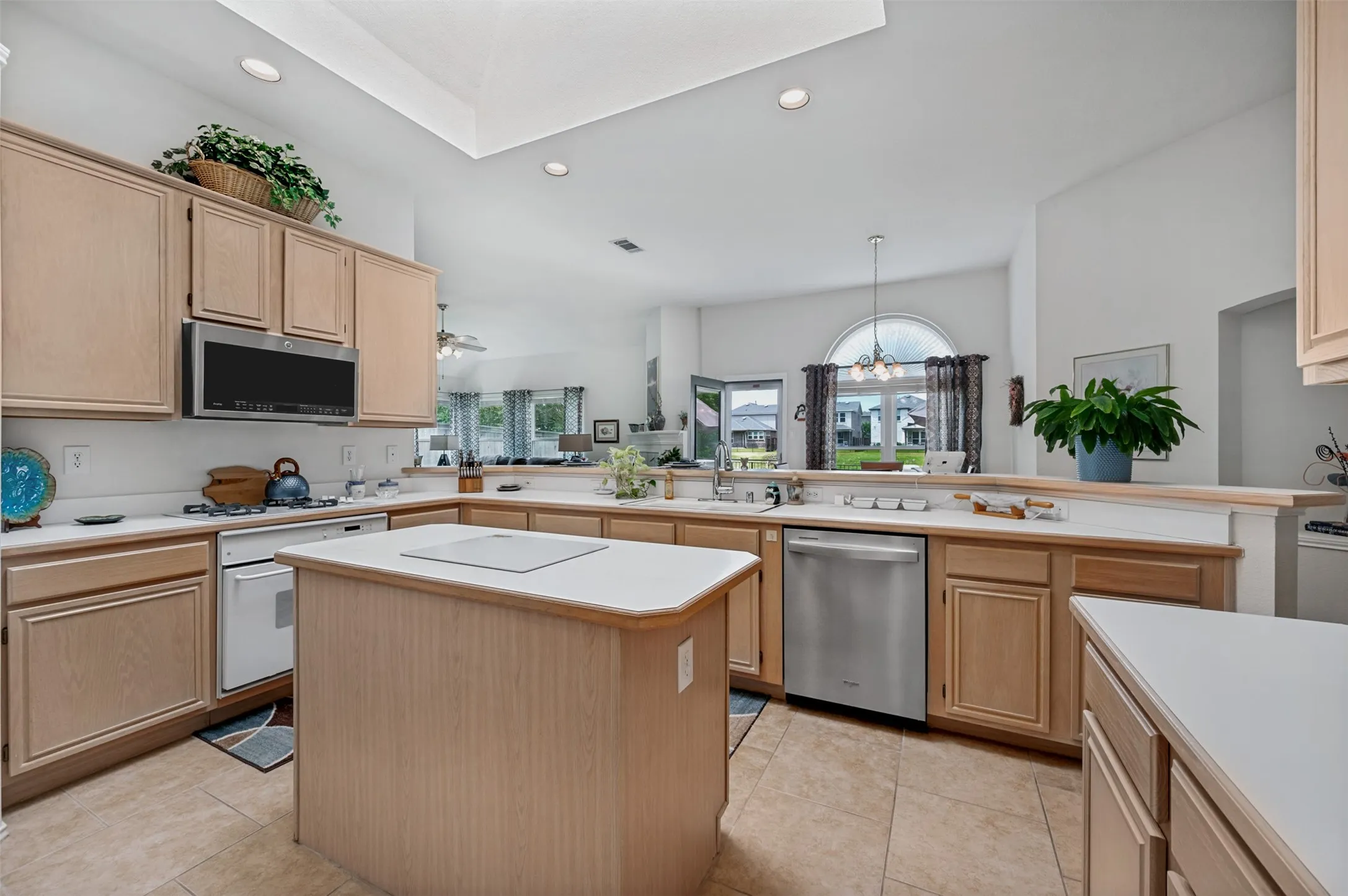 Single Family Residence For Sale in Dallas County , 10009 White Lane, Irving, Texas 75063, 4 Bedroom, 2 Bathroom, 2 Garage spaces, 2,154 Sqft, built in 1993, mls#21249294, Real Estate Agent in Irving, Homes For Sale in Dallas county, Homes For Sale in Irving, Realtor in Irving Texas, Real Estate Brokerage Independent Realty Texas, Luminita Cordes Realtor