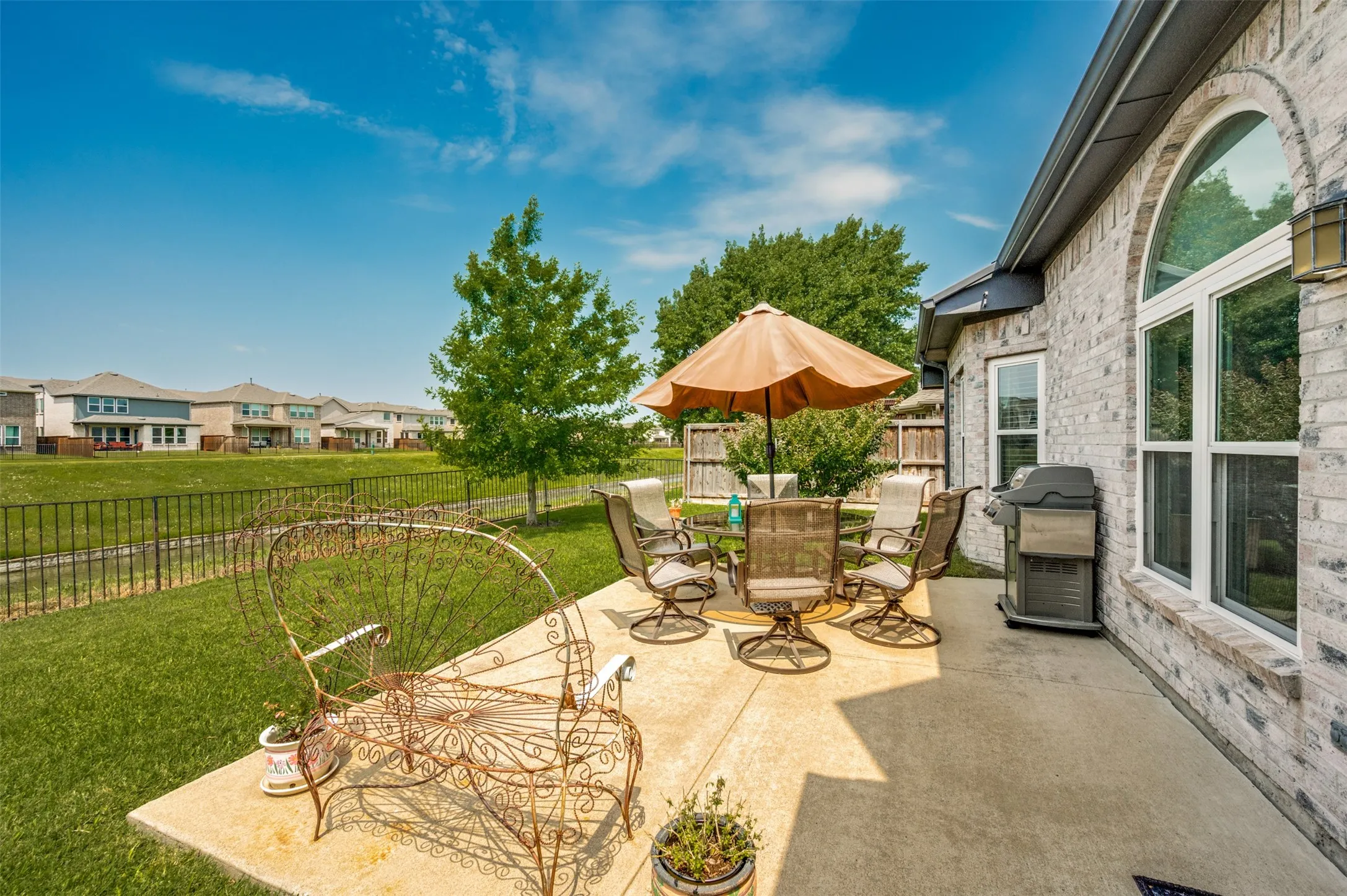 Single Family Residence For Sale in Dallas County , 10009 White Lane, Irving, Texas 75063, 4 Bedroom, 2 Bathroom, 2 Garage spaces, 2,154 Sqft, built in 1993, mls#21249294, Real Estate Agent in Irving, Homes For Sale in Dallas county, Homes For Sale in Irving, Realtor in Irving Texas, Real Estate Brokerage Independent Realty Texas, Luminita Cordes Realtor