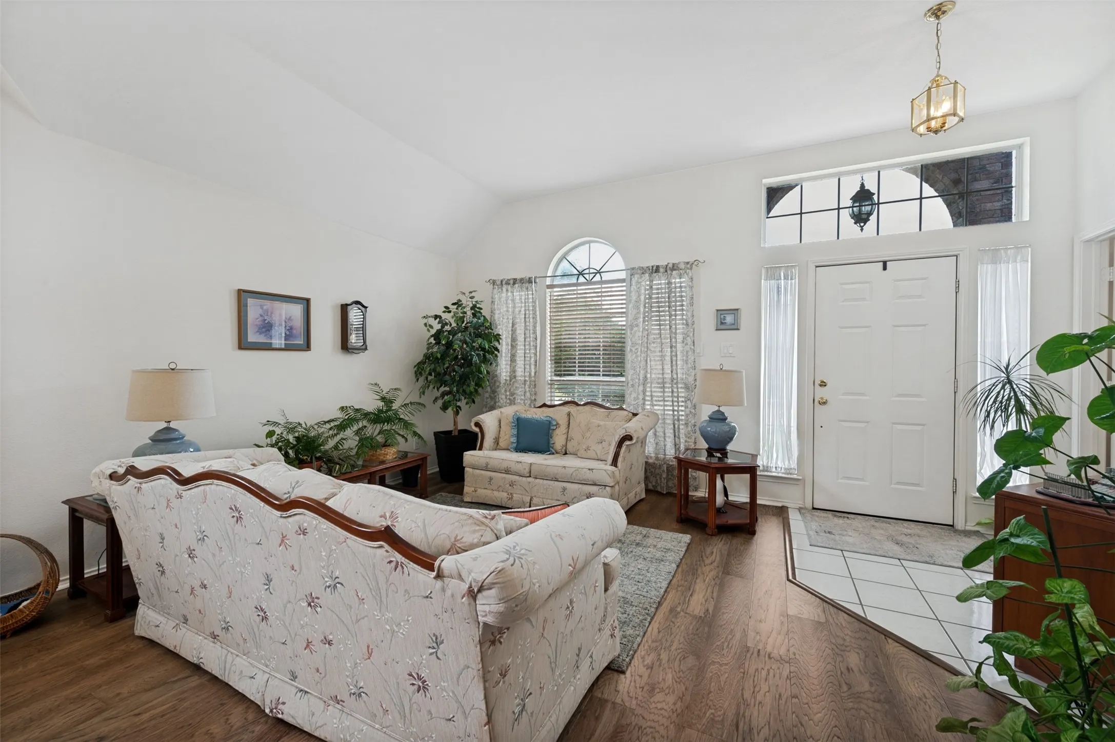 Single Family Residence For Sale in Dallas County , 10009 White Lane, Irving, Texas 75063, 4 Bedroom, 2 Bathroom, 2 Garage spaces, 2,154 Sqft, built in 1993, mls#21249294, Real Estate Agent in Irving, Homes For Sale in Dallas county, Homes For Sale in Irving, Realtor in Irving Texas, Real Estate Brokerage Independent Realty Texas, Luminita Cordes Realtor